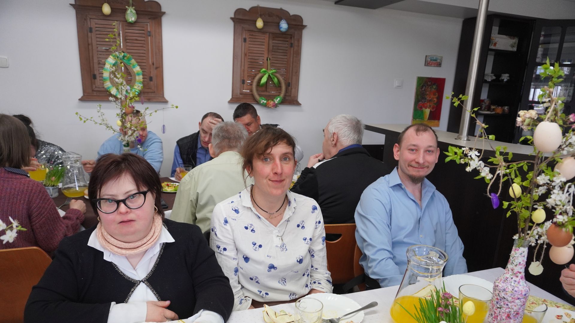 Uczestnicy Ania, Agnieszka i Maciej przy świątecznym stole pozują do zdjęcia podczas spotkania wielkanocnego. 
