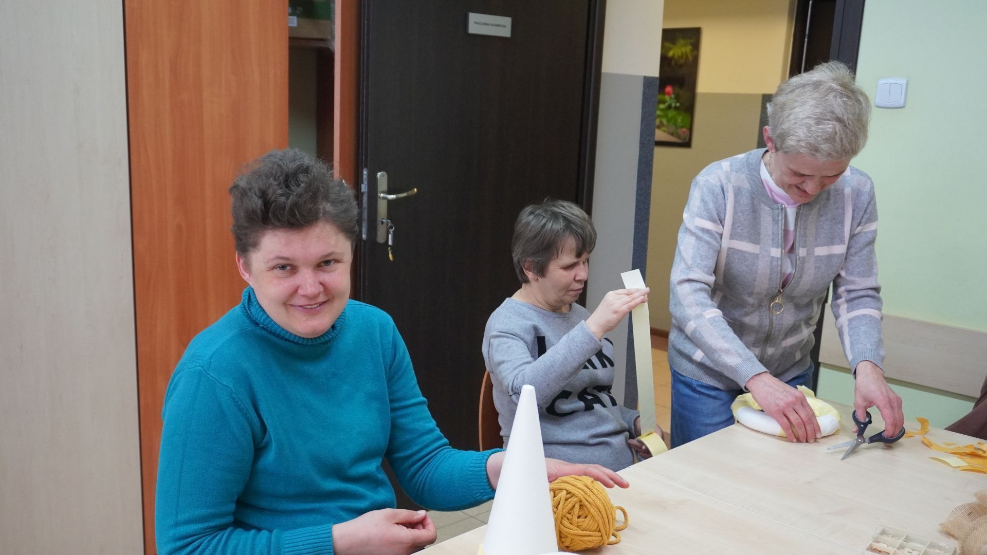 Uczestniczki Aneta i Iwona wraz z opiekunem podczas warsztatów wielkanocnych 2025.