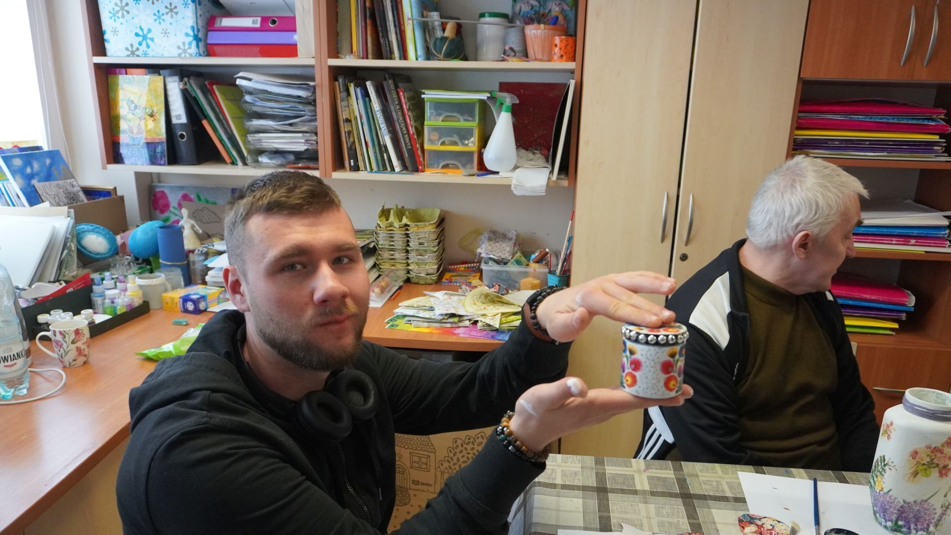 Uczestnik Bartek prezentuje ozdobę wielkanocną, którą zrobił podczas warsztatów wielkanocnych 2025.