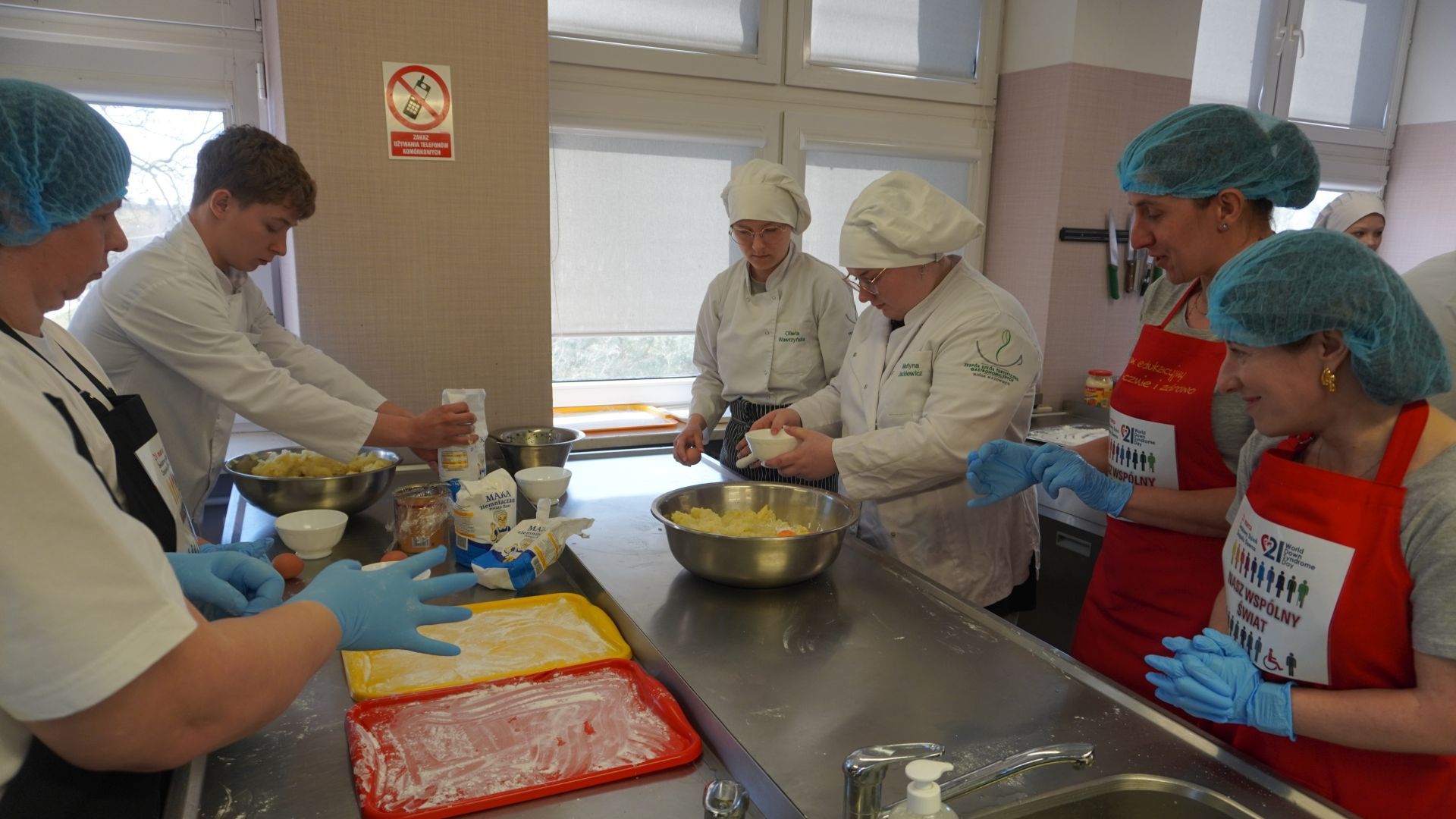Uczestniczki Agnieszka W. i Justyna K. podczas warsztatów gastronomicznych prowadzonych w ramach KAMPANII SPOŁECZNEJ ''NASZ WSPÓLNY ŚWIAT''.
