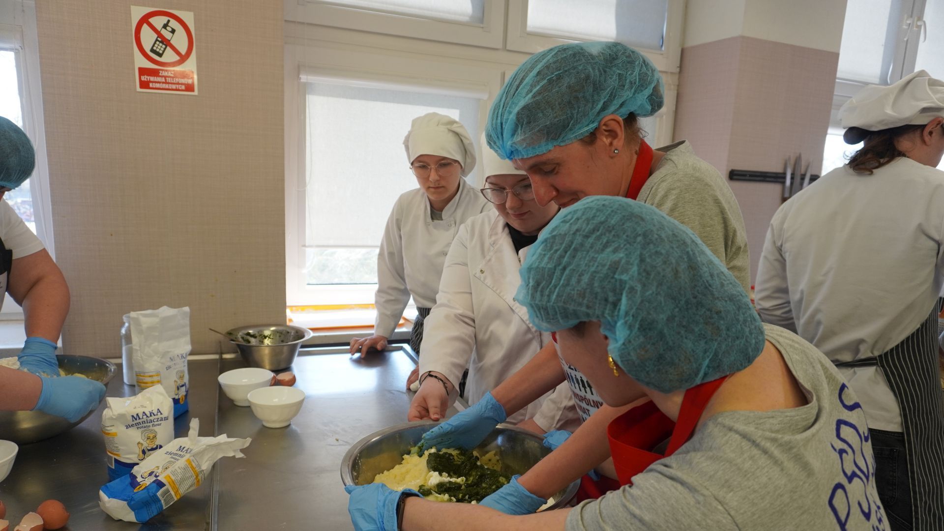 Uczestniczki Agnieszka W. i Justyna K. podczas warsztatów gastronomicznych prowadzonych w ramach KAMPANII SPOŁECZNEJ ''NASZ WSPÓLNY ŚWIAT''.
