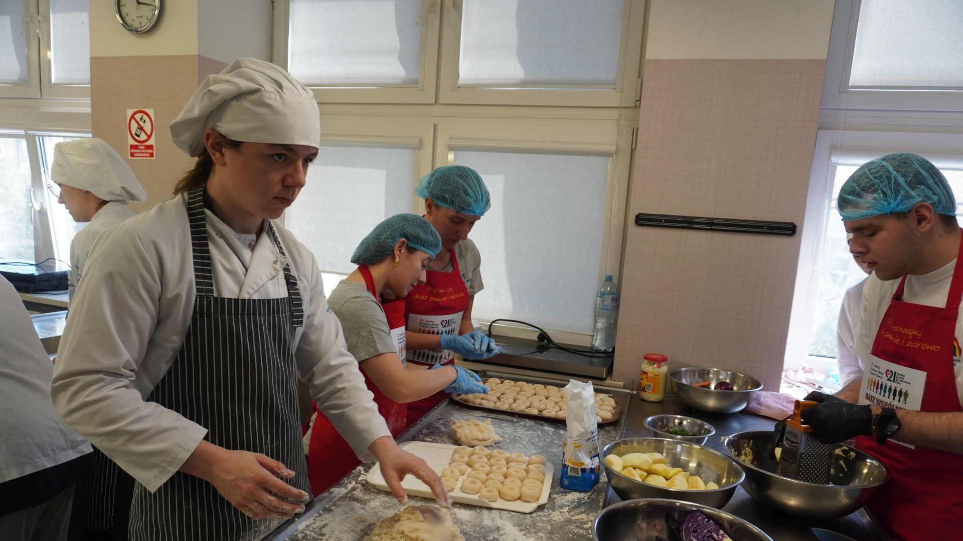 Uczestniczki Agnieszka W. i Justyna K. podczas warsztatów gastronomicznych prowadzonych w ramach KAMPANII SPOŁECZNEJ ''NASZ WSPÓLNY ŚWIAT''.