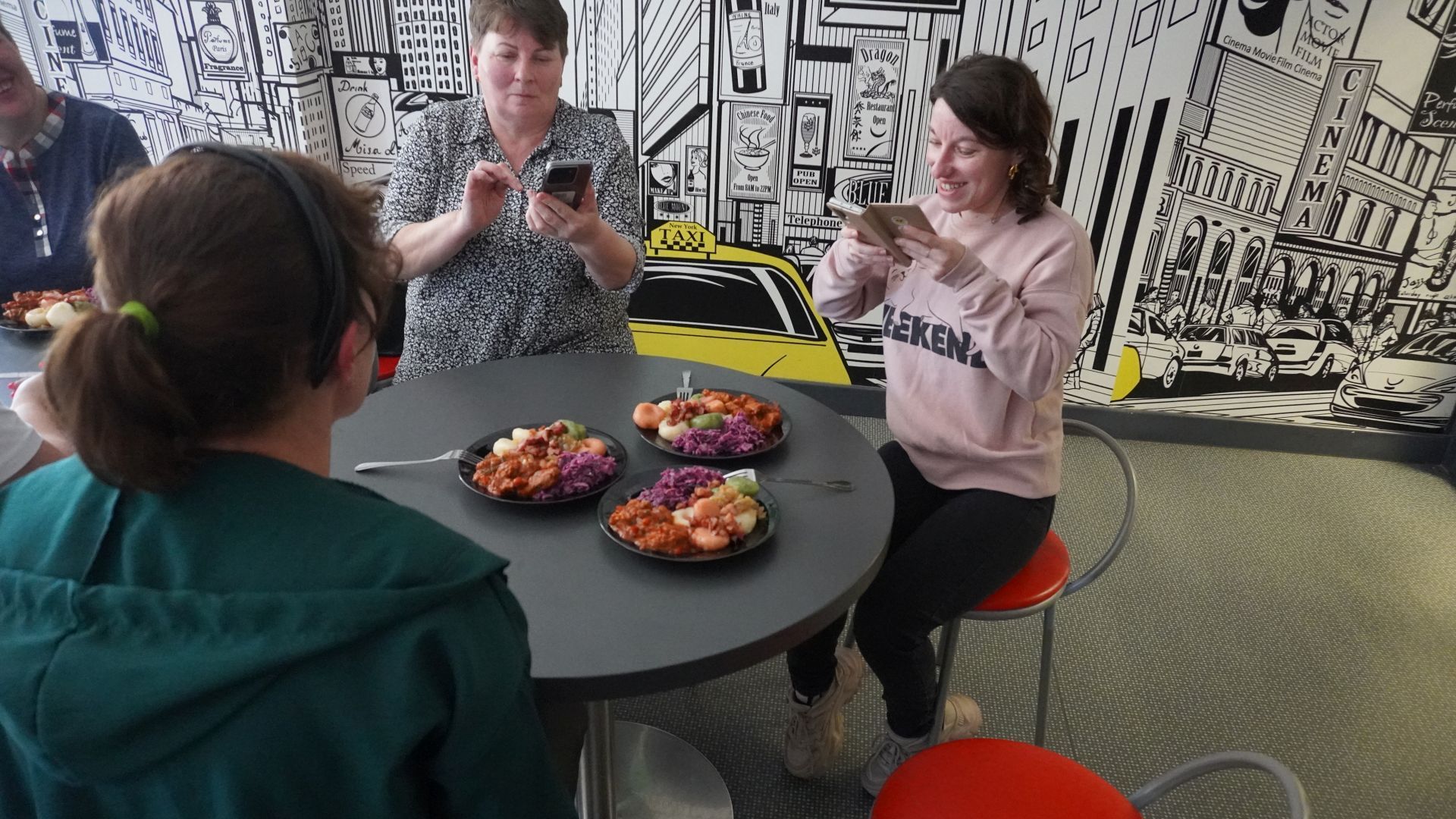 Uczestniczki Agnieszka W. i Justyna K. podczas degustacji dań przygotowanych na warsztatach gastronomicznych prowadzonych w ramach KAMPANII SPOŁECZNEJ ''NASZ WSPÓLNY ŚWIAT''. 