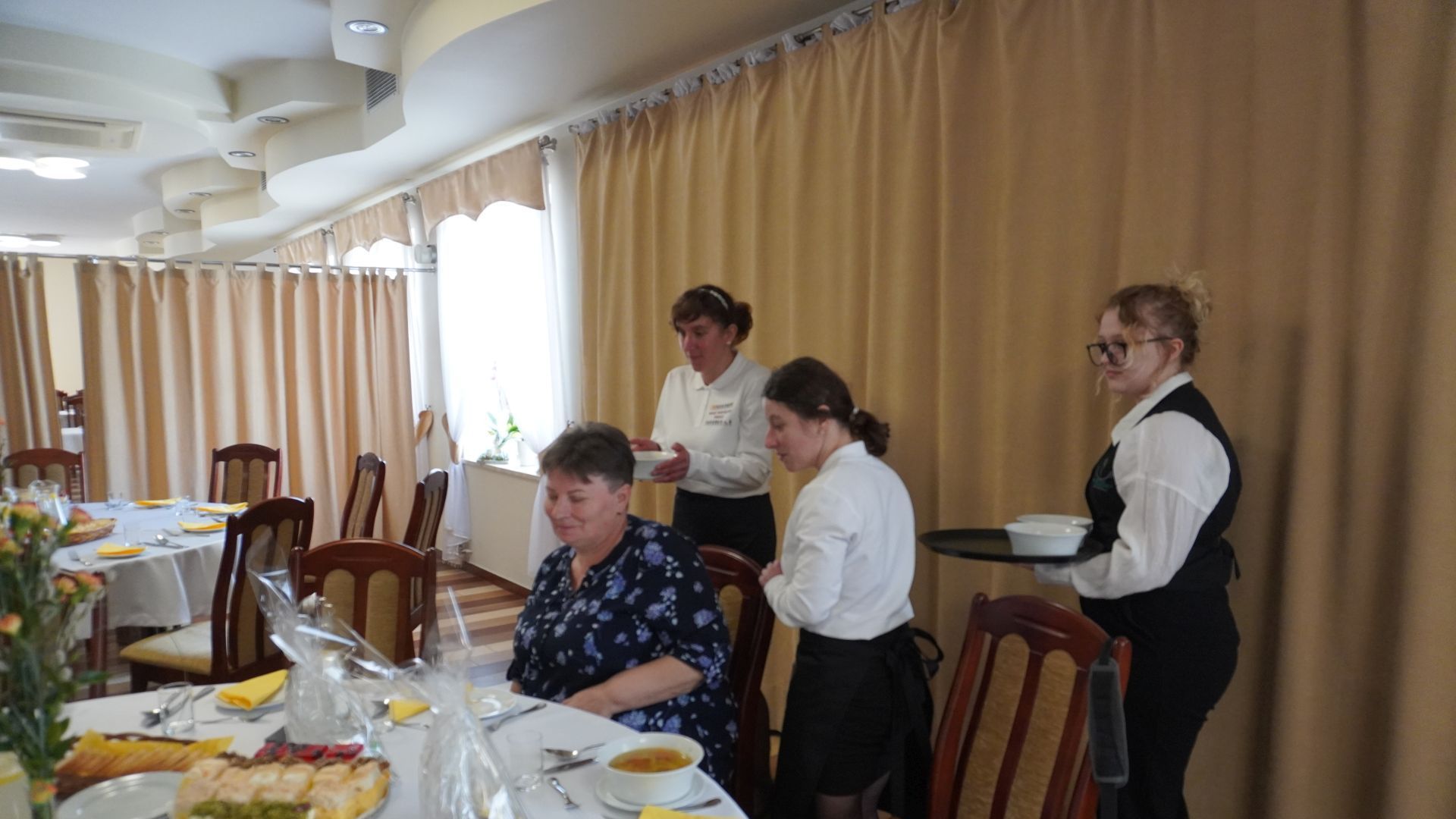 Uczestniczki Agnieszka W. i Justyna K. w roli kelnerek w restauracji ''Esta'' podczas podsumowania KAMPANII SPOŁECZNEJ ''NASZ WSPÓLNY ŚWIAT''.
