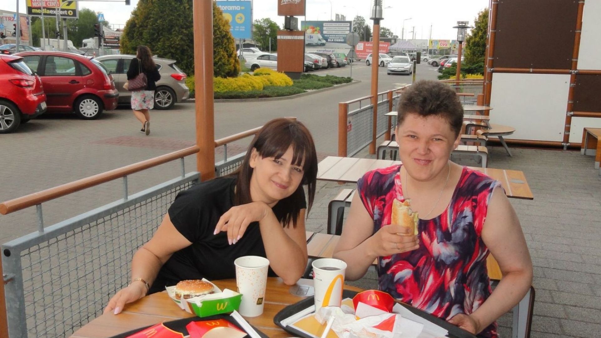 Uczestniczka Aneta wraz z terapeutką jedzą posiłek w McDonald's podczas wyjścia z kijkami do nordic walking.