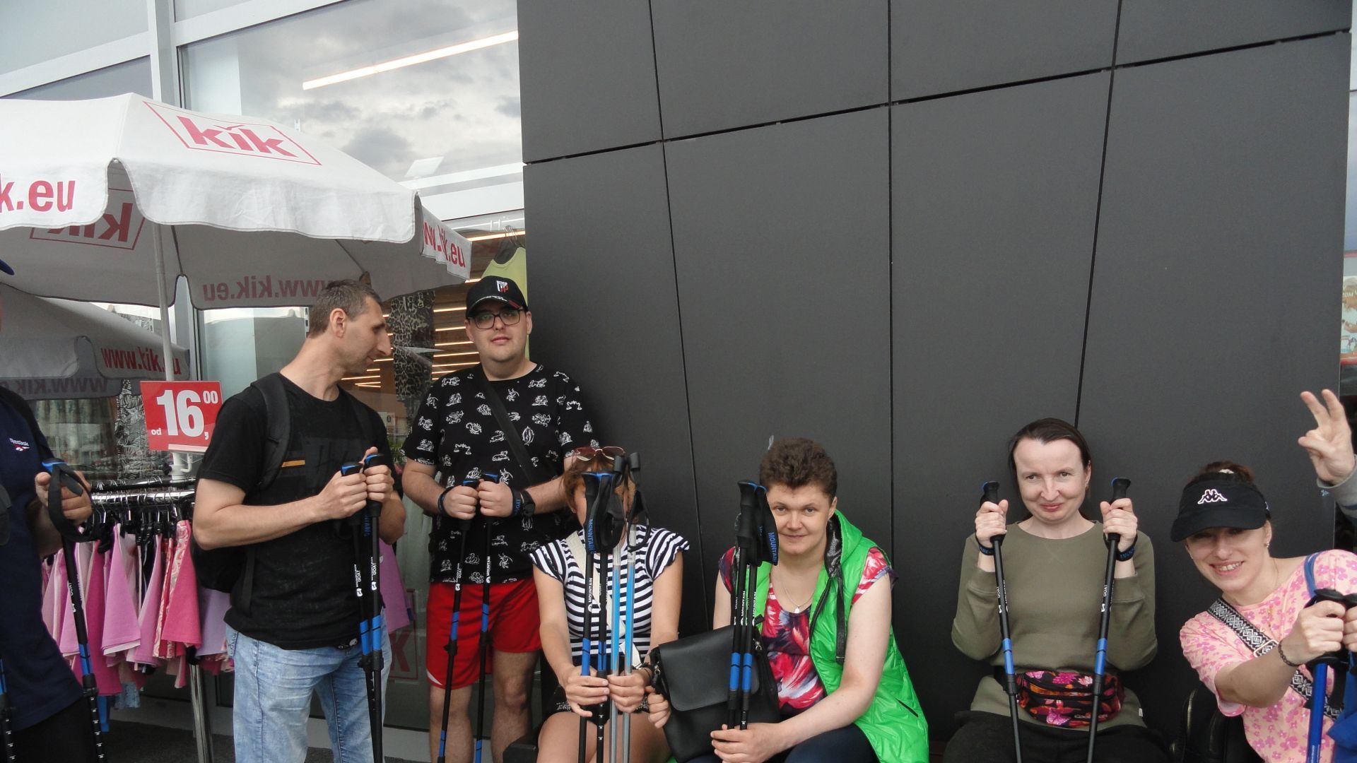 Uczestnicy odpoczywają podczas spaceru z kijkami do nordic walking.