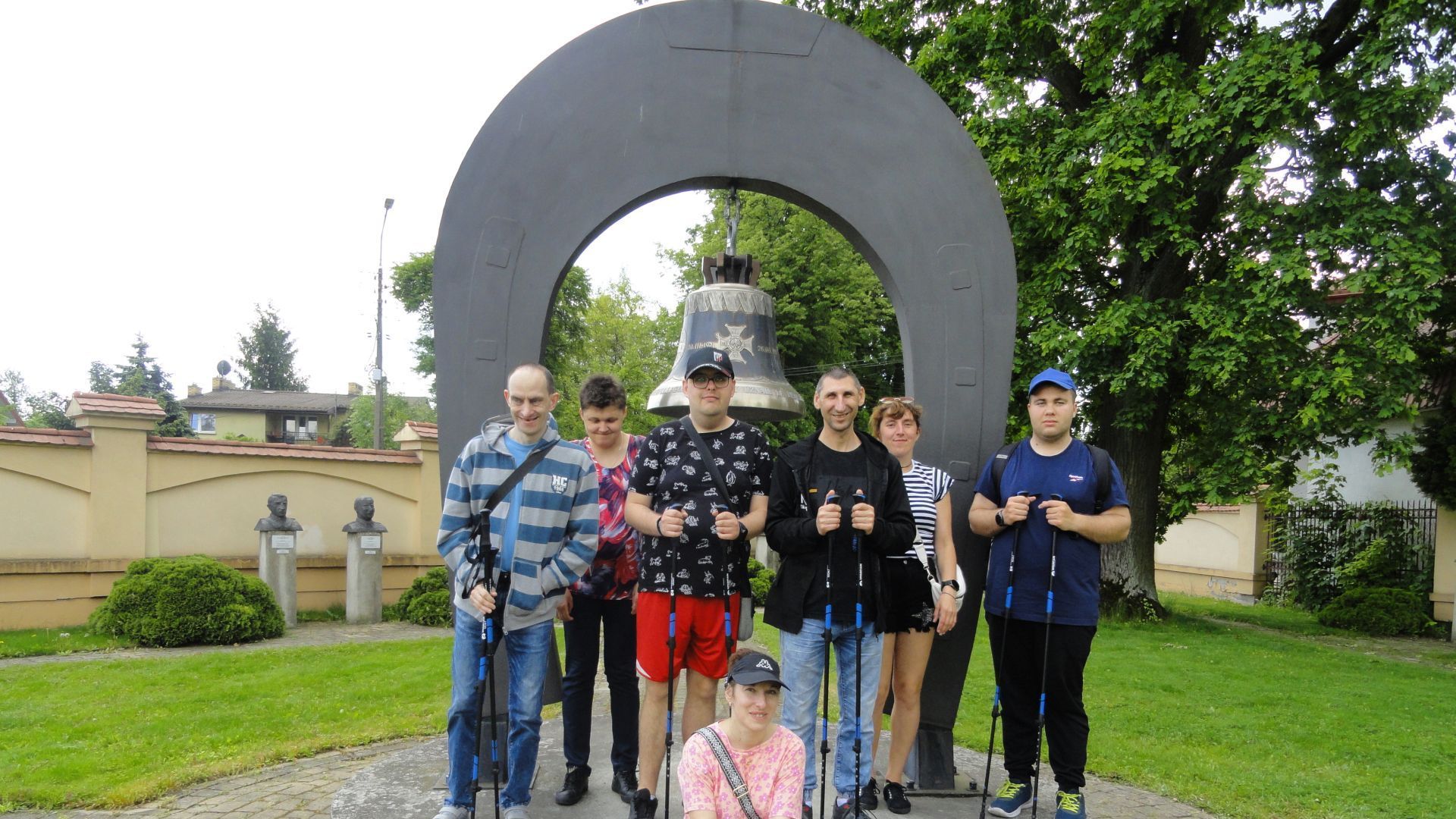 Uczestnicy podczas spaceru z kijkami do nordic walking zatrzymali się w ogrodzie Muzeum 7. Pułku Ułanów Lubelskich w Mińsku Mazowieckim.