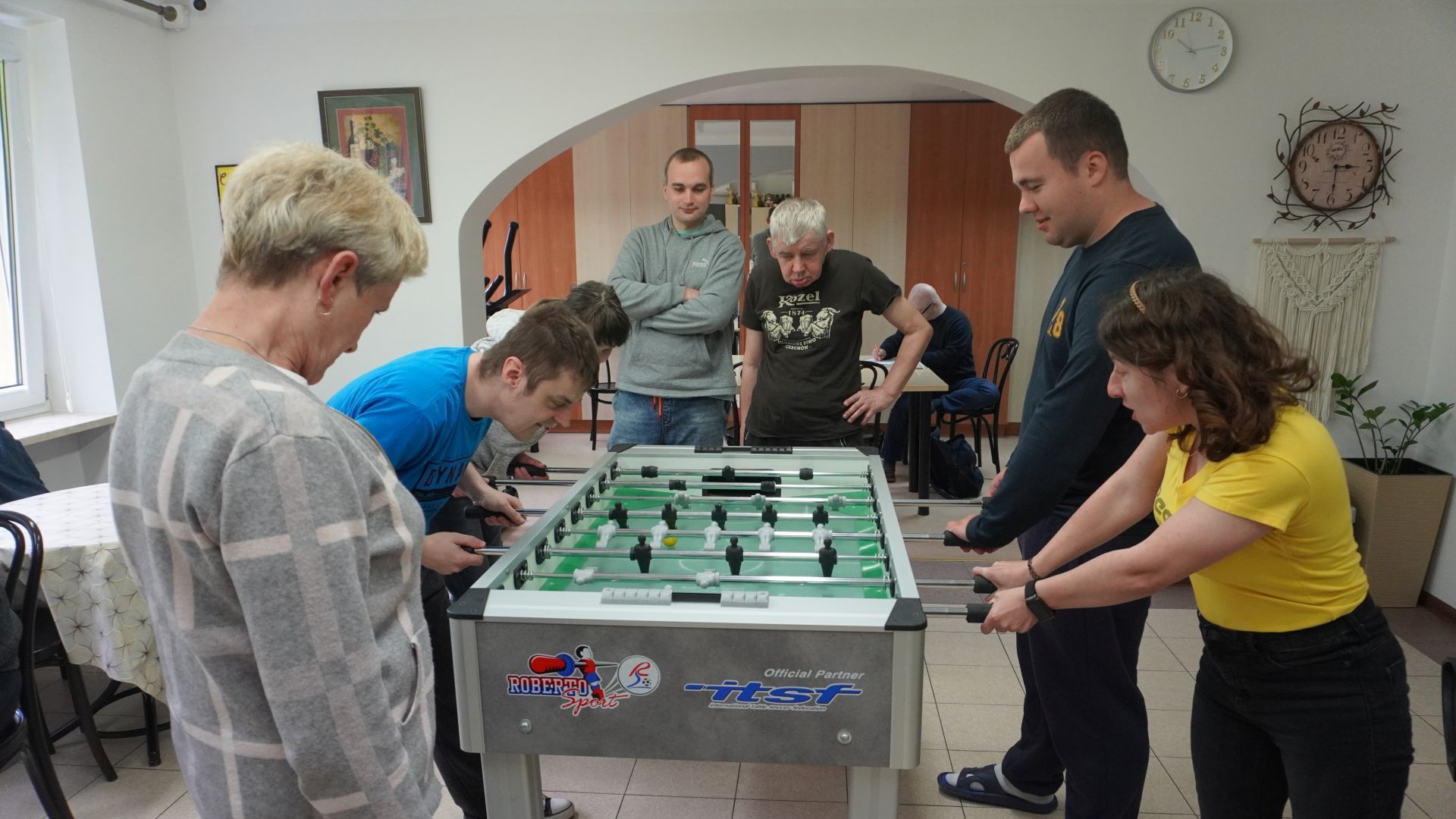 Uczestnicy grają w piłkarzyki stołowe podczas Turnieju Piłkarzyków Stołowych 2025.