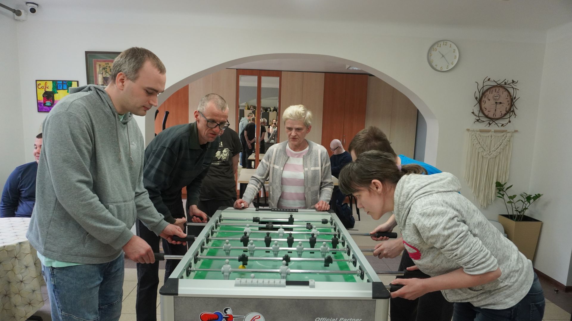 Uczestnicy grają w piłkarzyki stołowe podczas Turnieju Piłkarzyków Stołowych 2025.