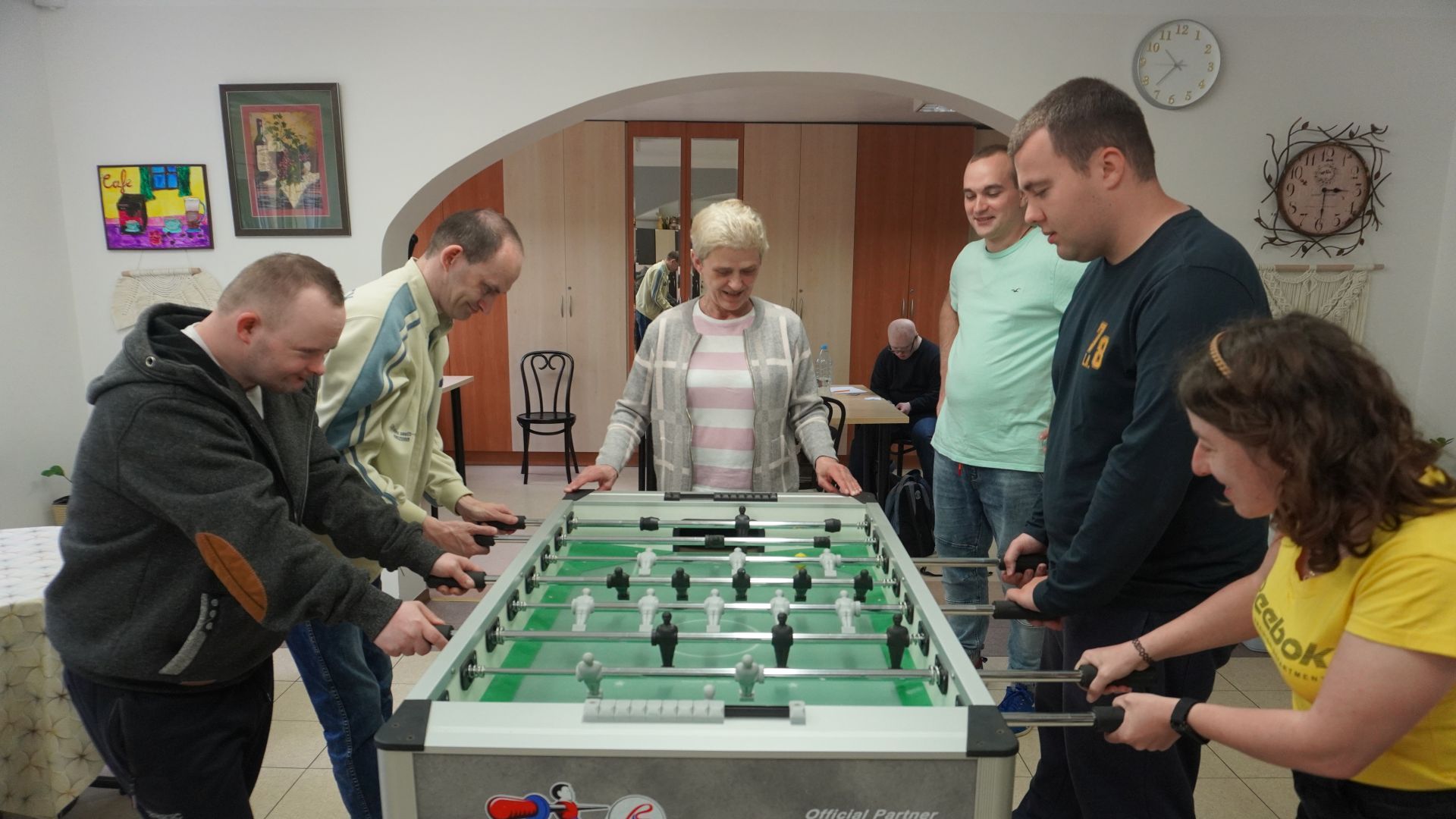 Uczestnicy grają w piłkarzyki stołowe podczas Turnieju Piłkarzyków Stołowych 2025.