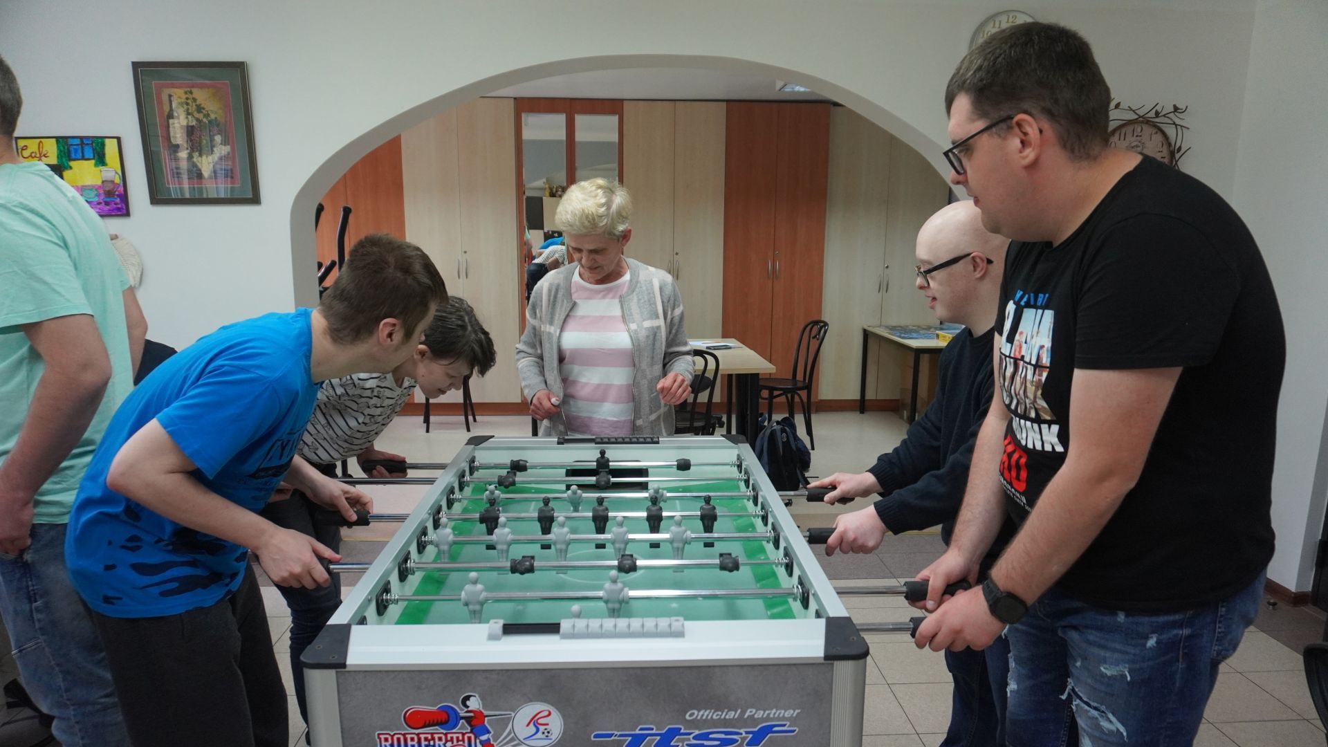 Uczestnicy grają w piłkarzyki stołowe podczas Turnieju Piłkarzyków Stołowych 2025.