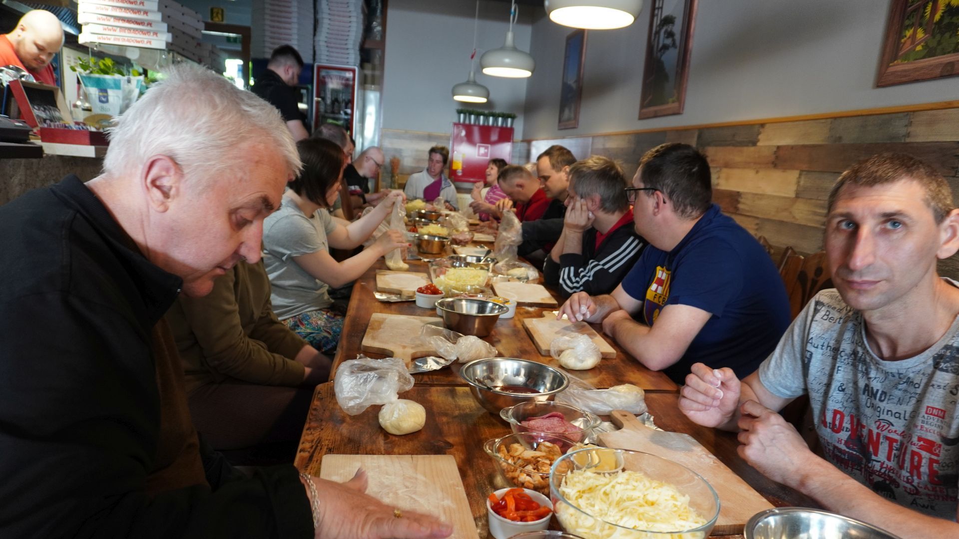 Uczestnicy podczas Warsztatów Wypieku Pizzy.
