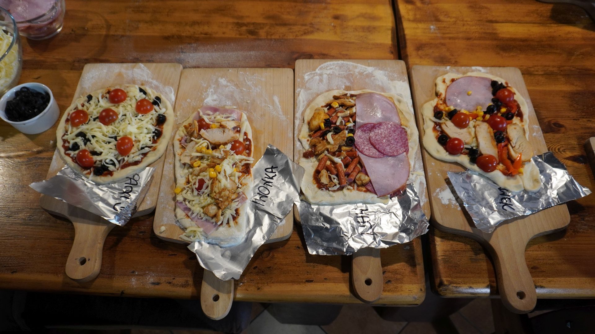 Pizze przygotowane podczas ''Warsztatów Wypieku Pizzy'' gotowe do wypieku.