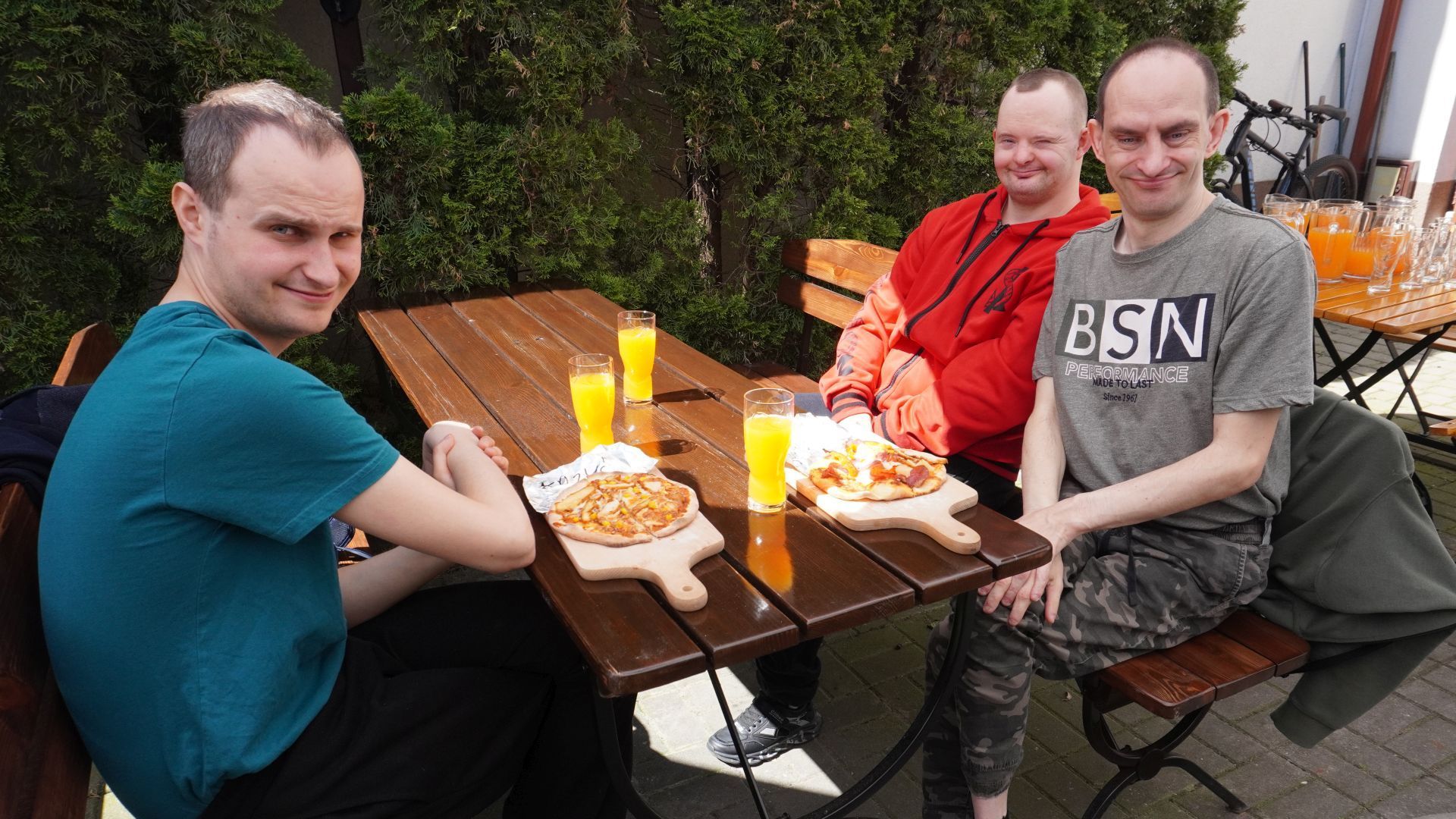 Uczestnicy próbują pizze, które przygotowali podczas ''Warsztatów Wypieku Pizzy''.