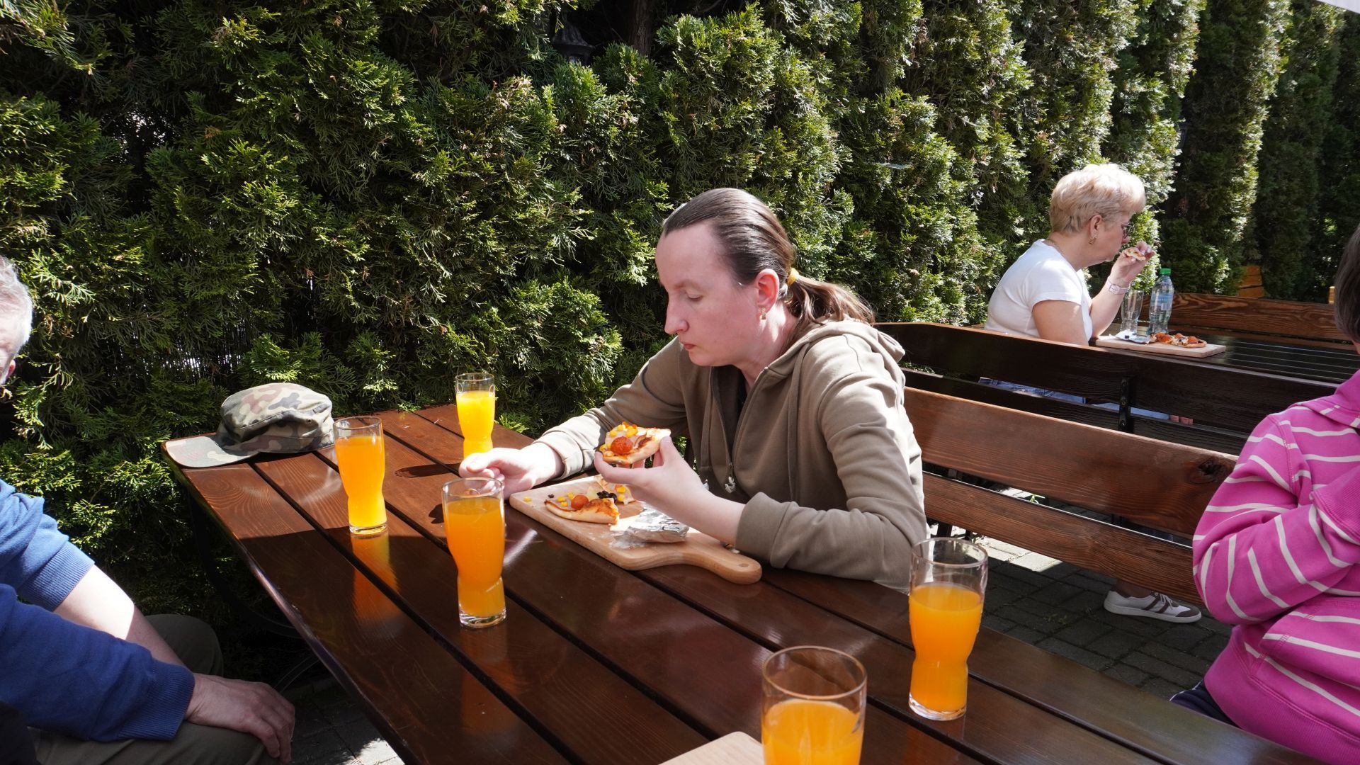 Uczestniczka Anna Cz. je pizzę, którą przygotowała podczas ''Warsztatów Wypieku Pizzy''.