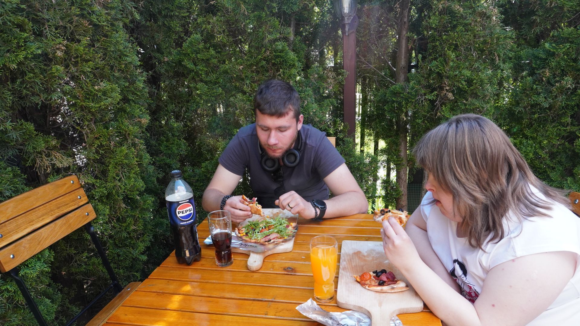 Uczestnicy Bartek i Sylwia jedzą pizze, które przygotowali podczas ''Warsztatów Wypieku Pizzy''.