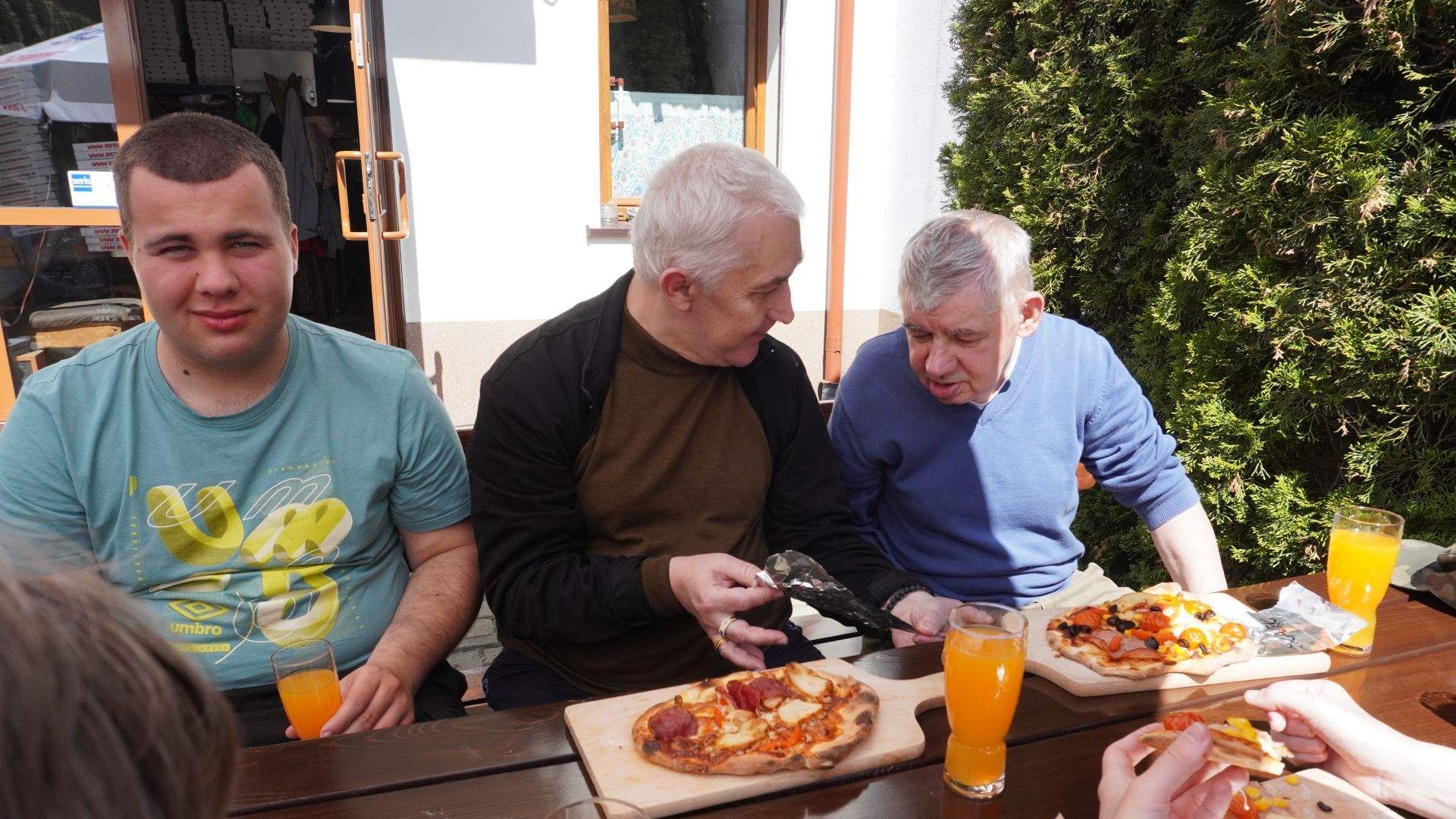 Uczestnicy podczas ''Warsztatów Wypieku Pizzy''.