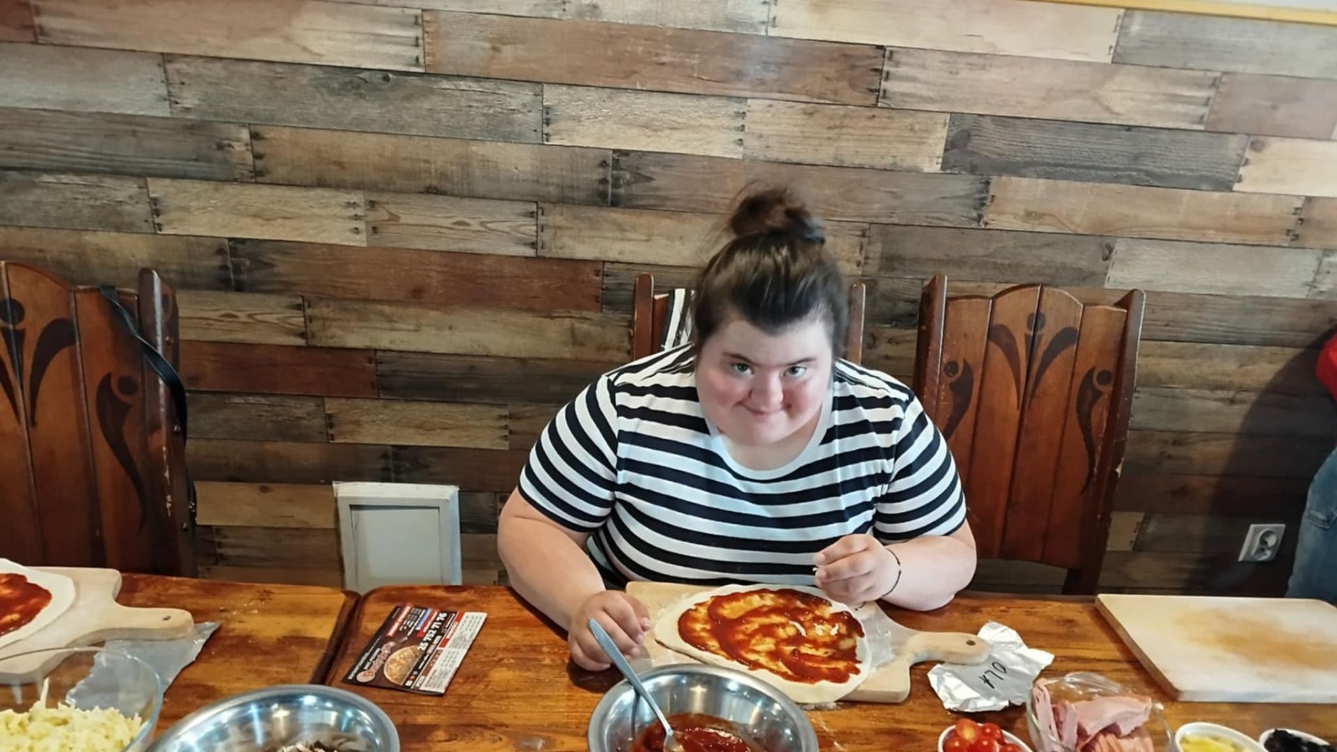 Uczestniczka Aleksandra przygotowuje pizzę podczas ''Warsztatów Wypieku Pizzy''.