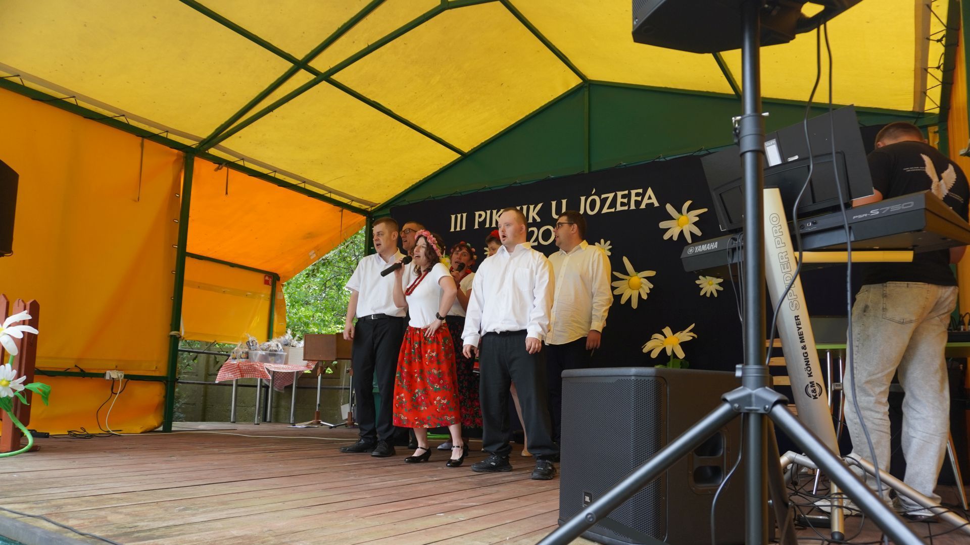 Uczestnicy naszego Domu w ludowych strojach występują z piosenką ''Lipka'' podczas III Pikniku u Józefa w DPS św. Józefa w Mieni.