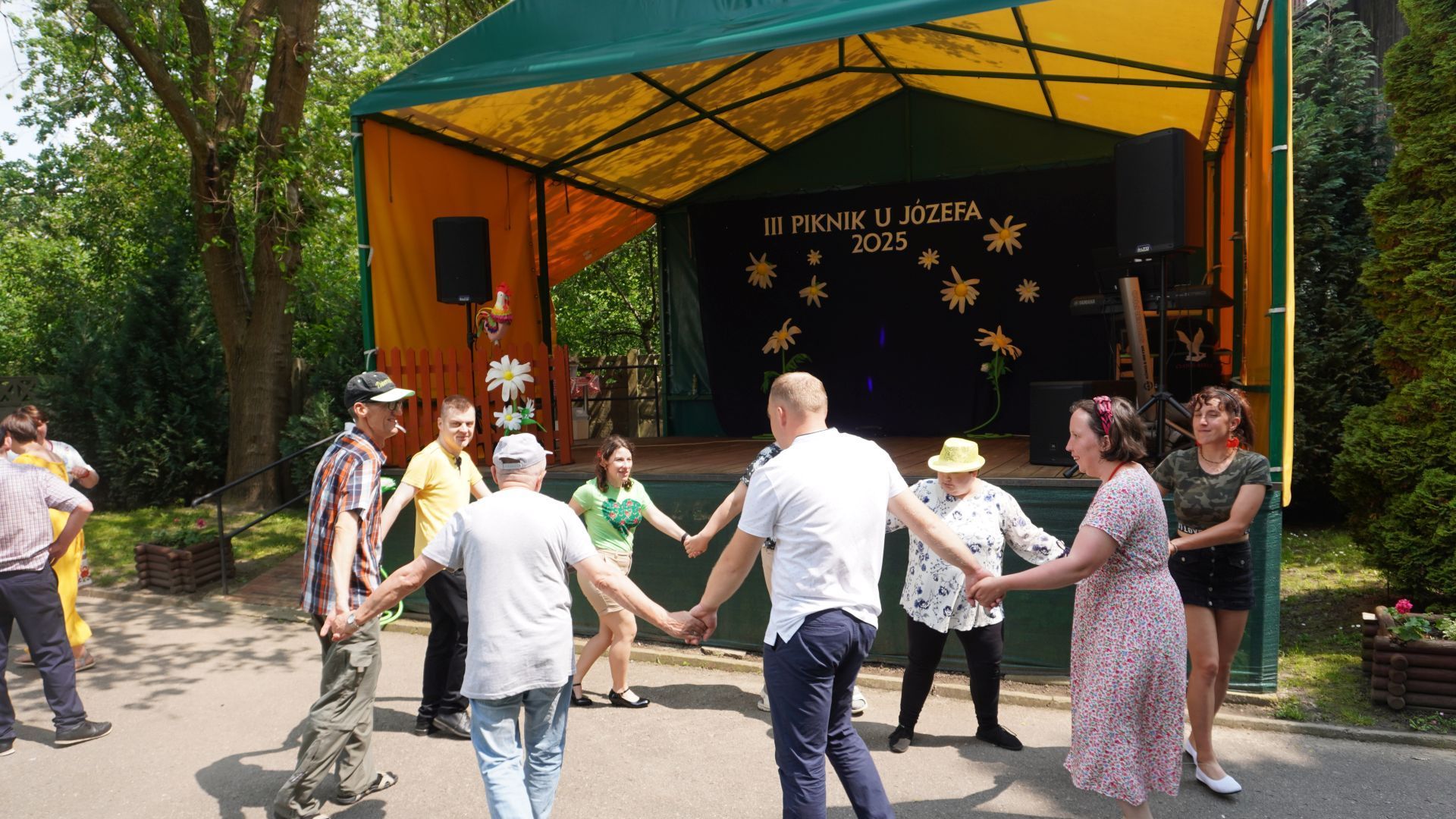 Taniec w kółku podczas III Pikniku u Józefa.