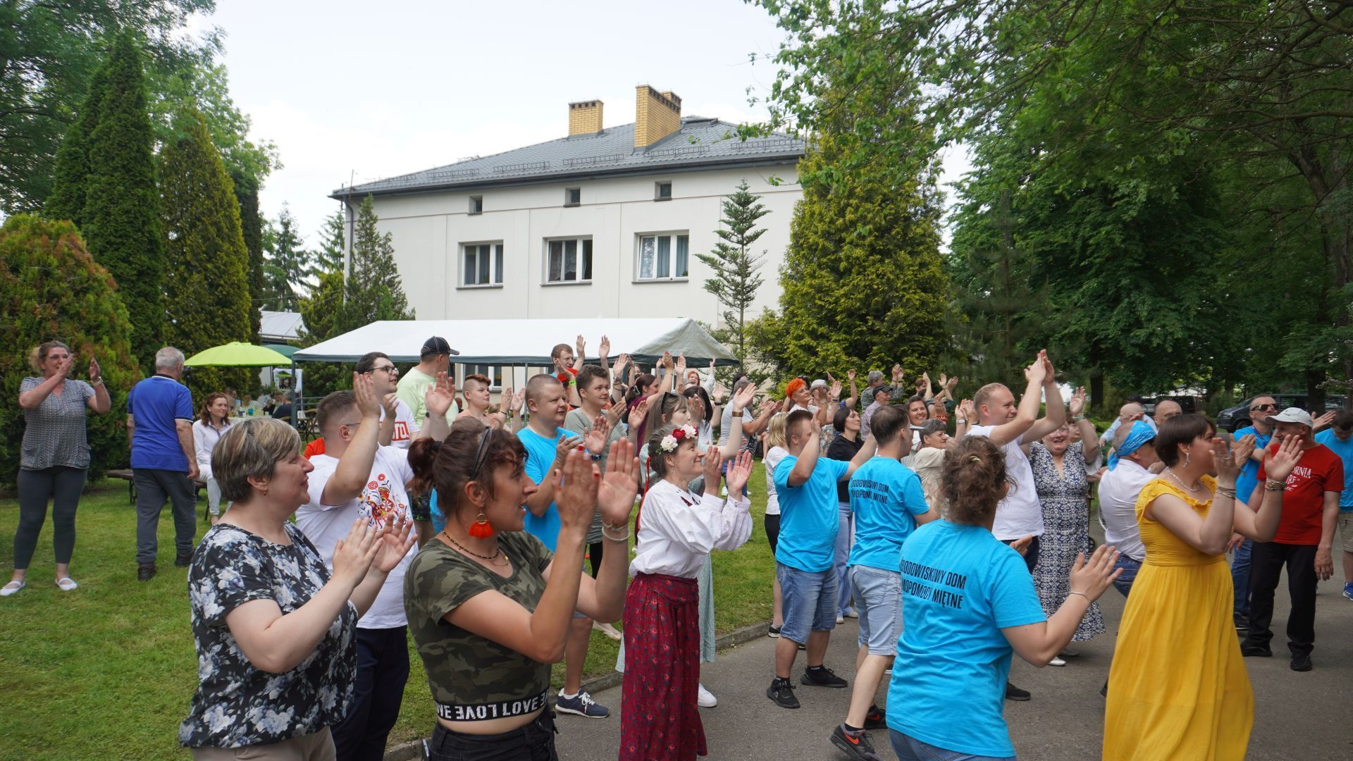 Wspólny taniec prowadzony przez DJ podczas III Pikniku w Józefa.
