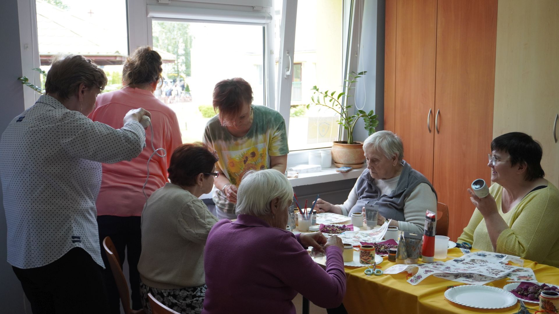 Przygotowywanie świec podczas warsztatów ''W świecie wosku i zapachów''.