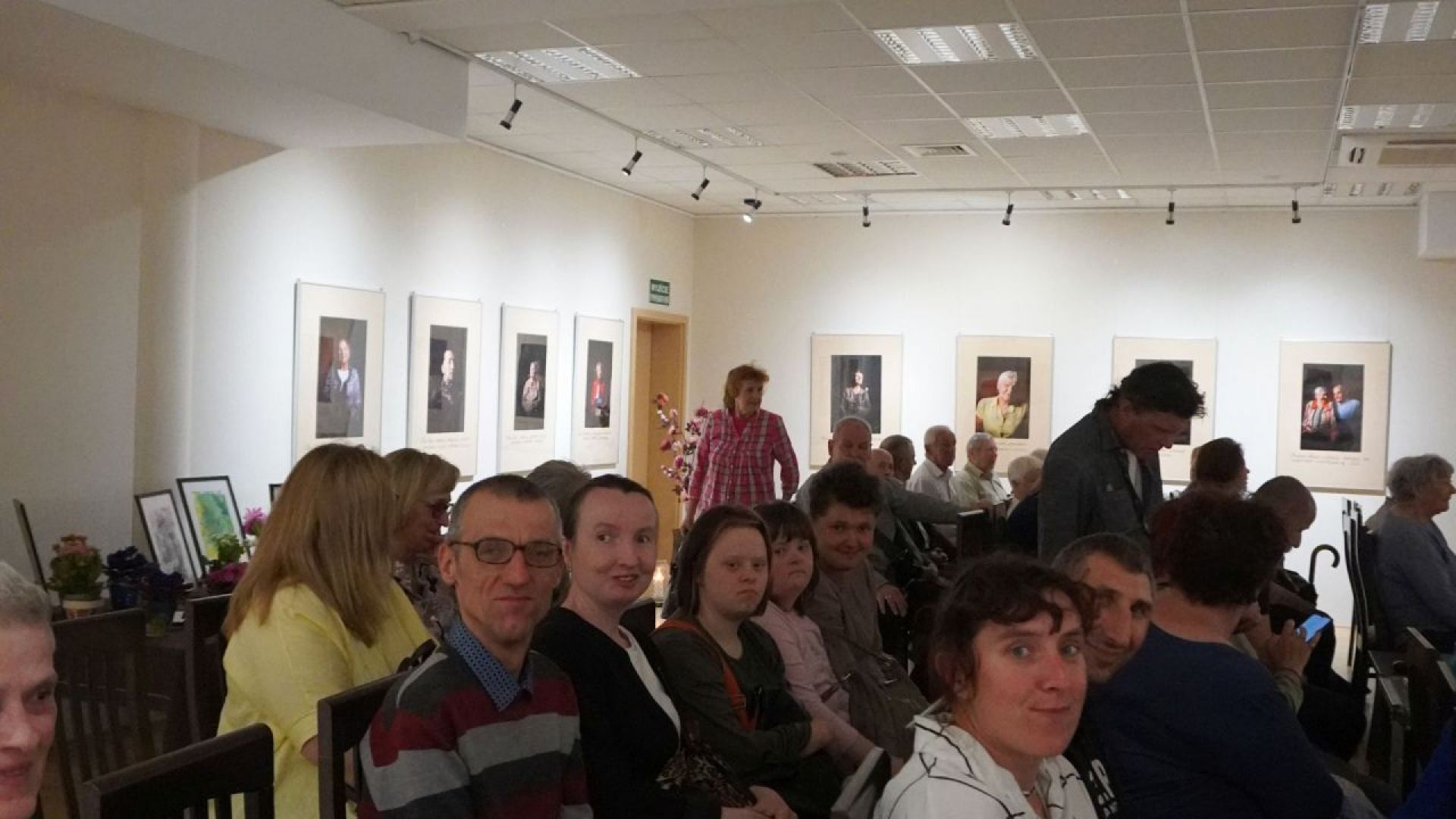 Galeria: Uczestnicy naszego Domu podczas otwarcia wystawy fotografii ''Piękno Niekonwencjonalne''.