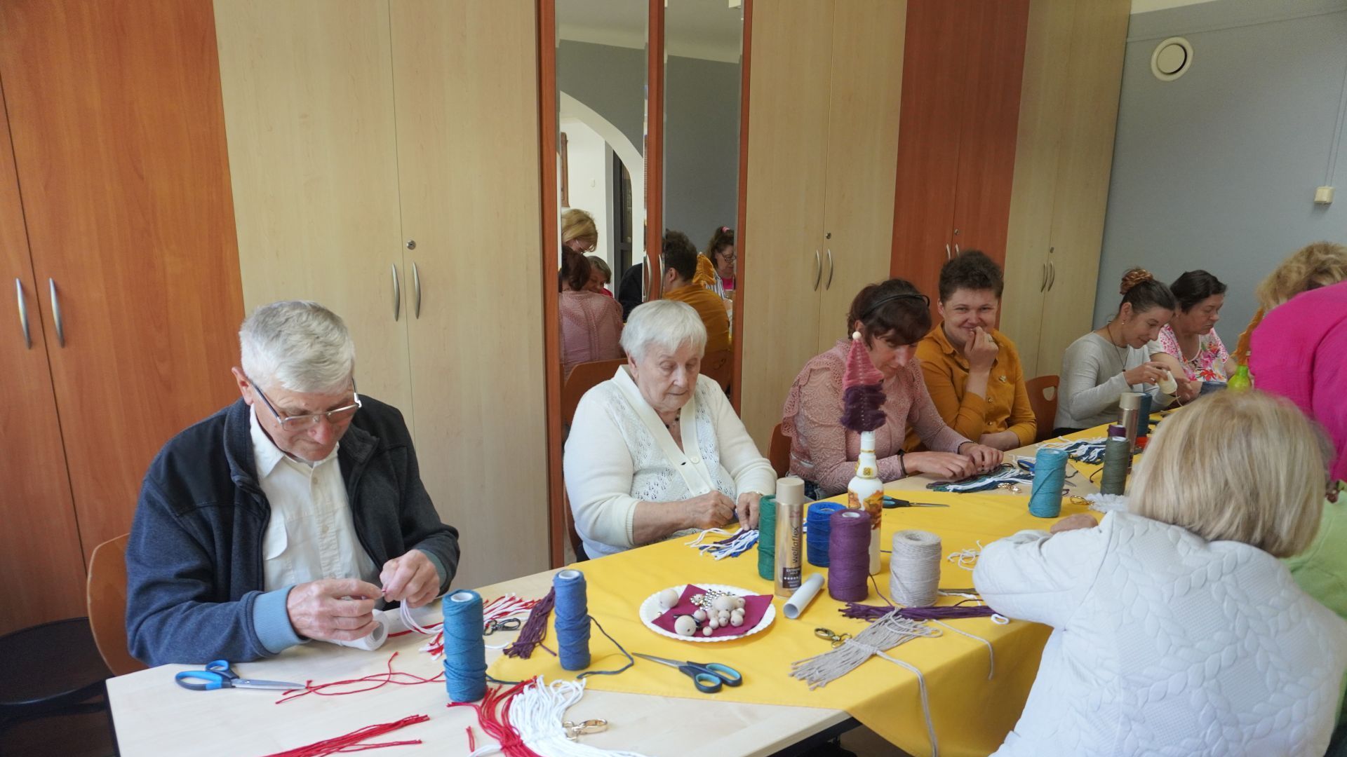 Galeria: Tworzenie breloczków techniką makramy podczas warsztatów ''Po sznureczku do breloczka''.