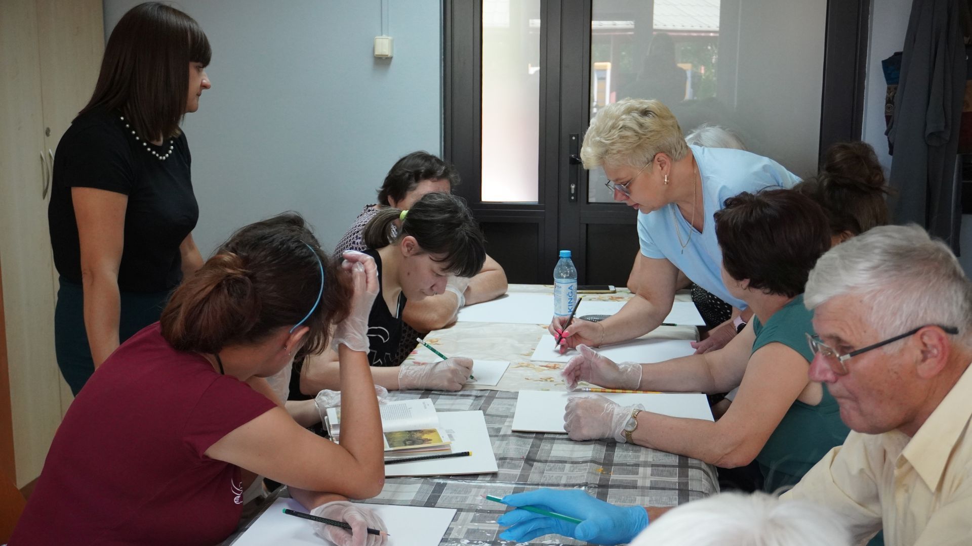 Galeria: Uczestnicy warsztatów ''Pejzaże powertexem malowane'' szkicują swoje obrazy.
