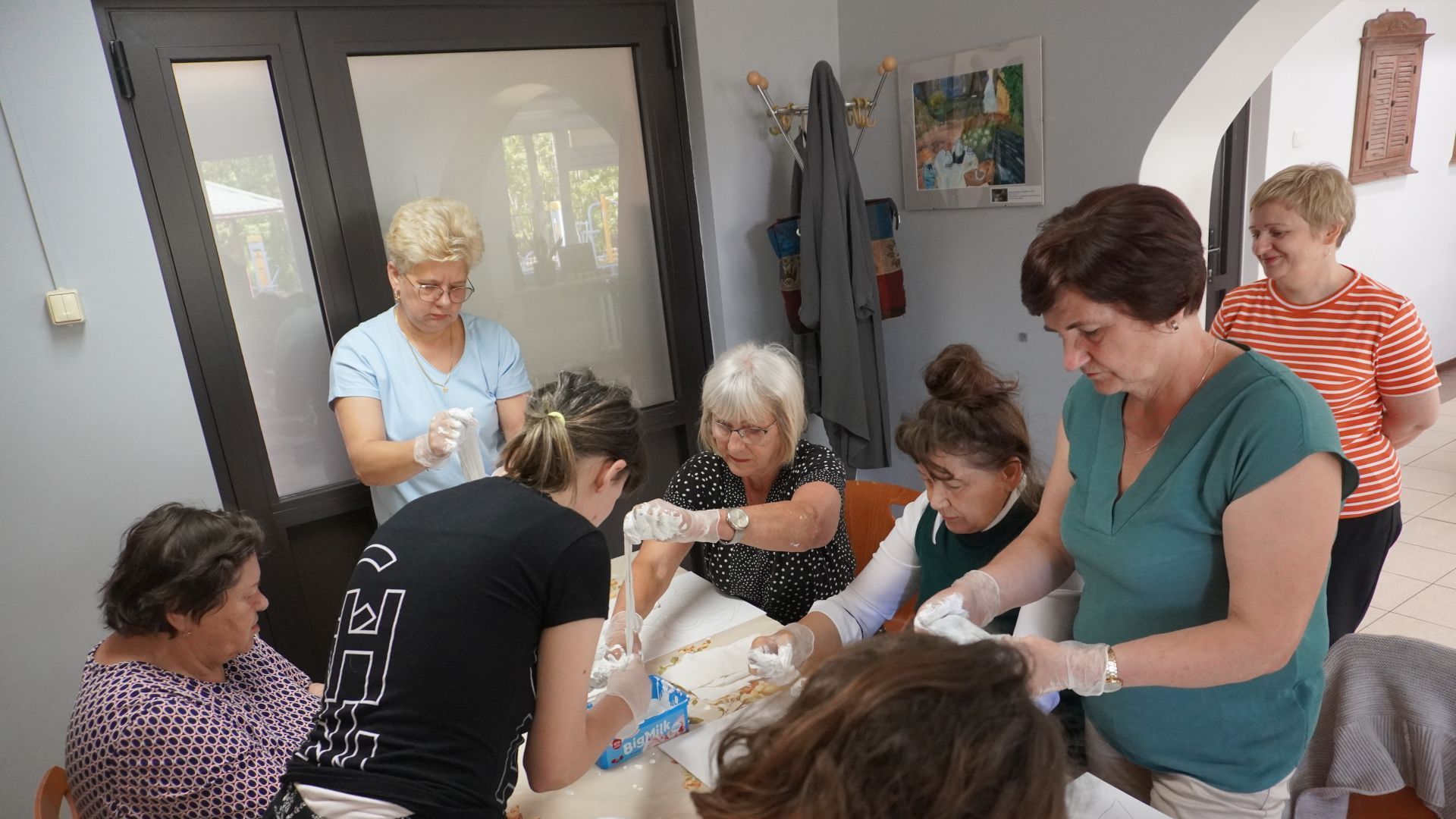 Uczestniczki warsztatów ''Pejzaże powertexem malowane'' w trakcie tworzenia swoich prac.