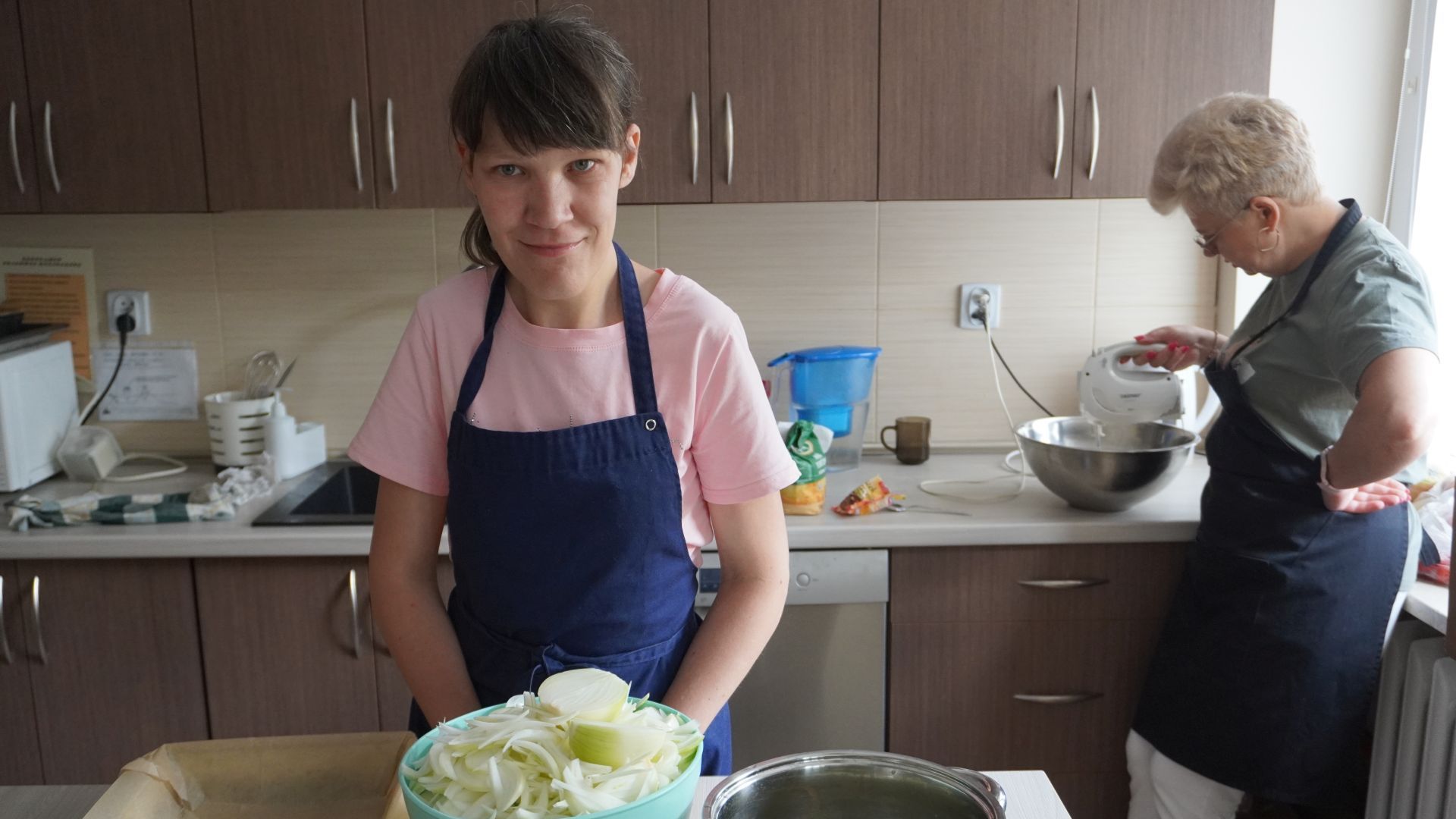 Uczestniczka Małgorzata W. podczas przygotowań w kuchni na grilla podsumowującego projekt ''Jesteśmy dla innych''.