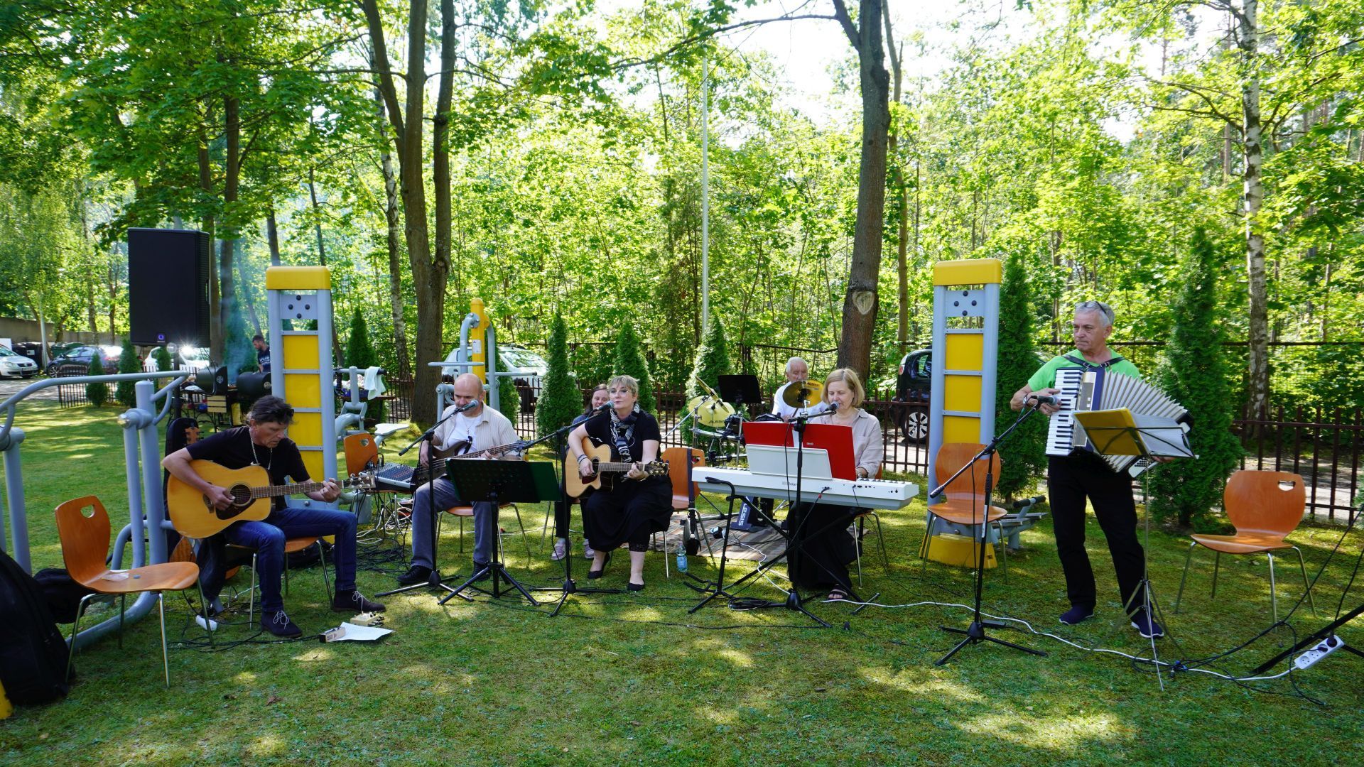Występ muzyczny zespołu ''Aga Band'' podczas grilla podsumowującego projekt ''Jesteśmy dla innych''.