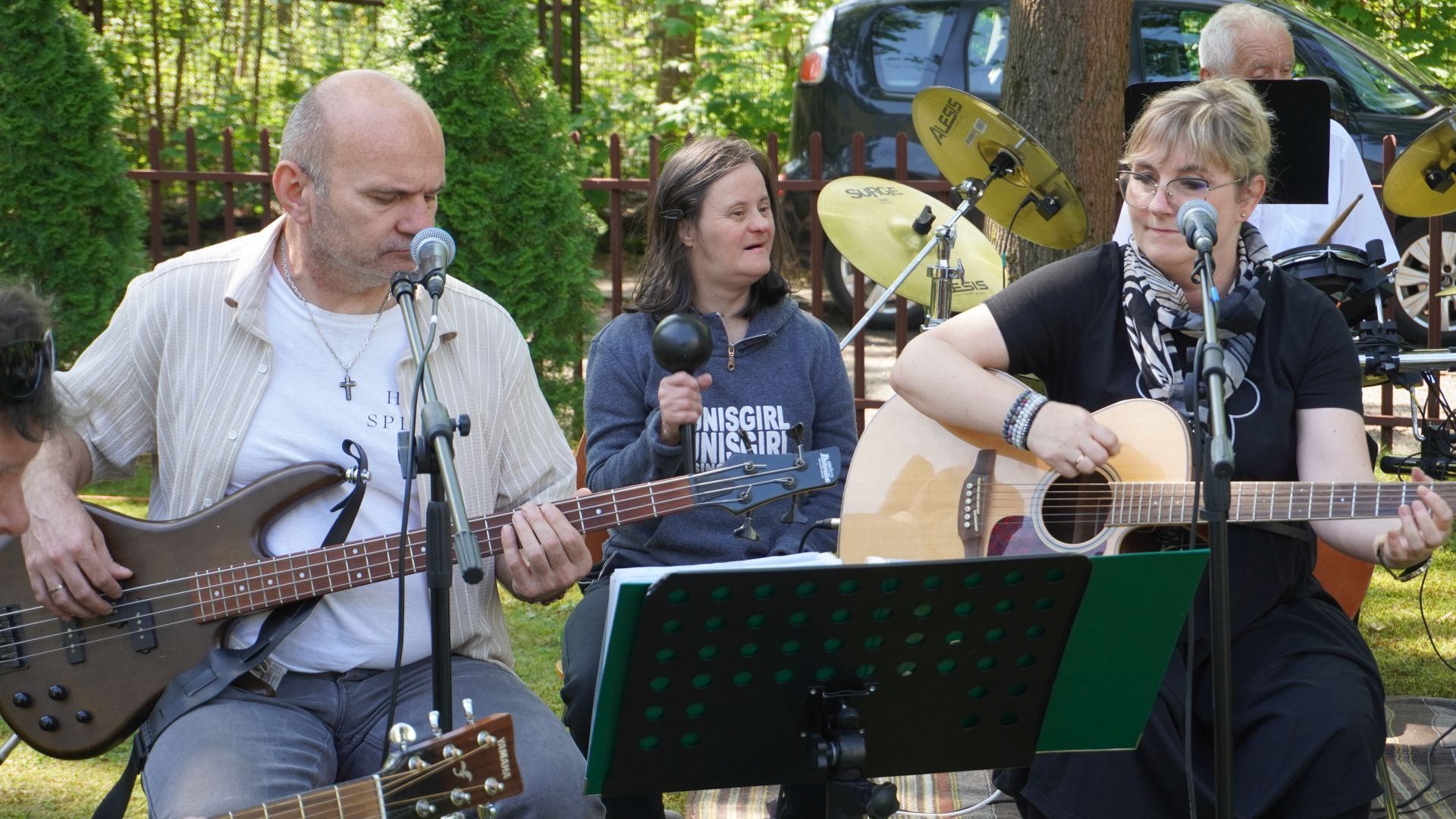 Nasza uczestniczka Agnieszka P. występuje wraz z zespołem ''Aga Band'' podczas grilla podsumowującego projekt ''Jesteśmy dla innych''.