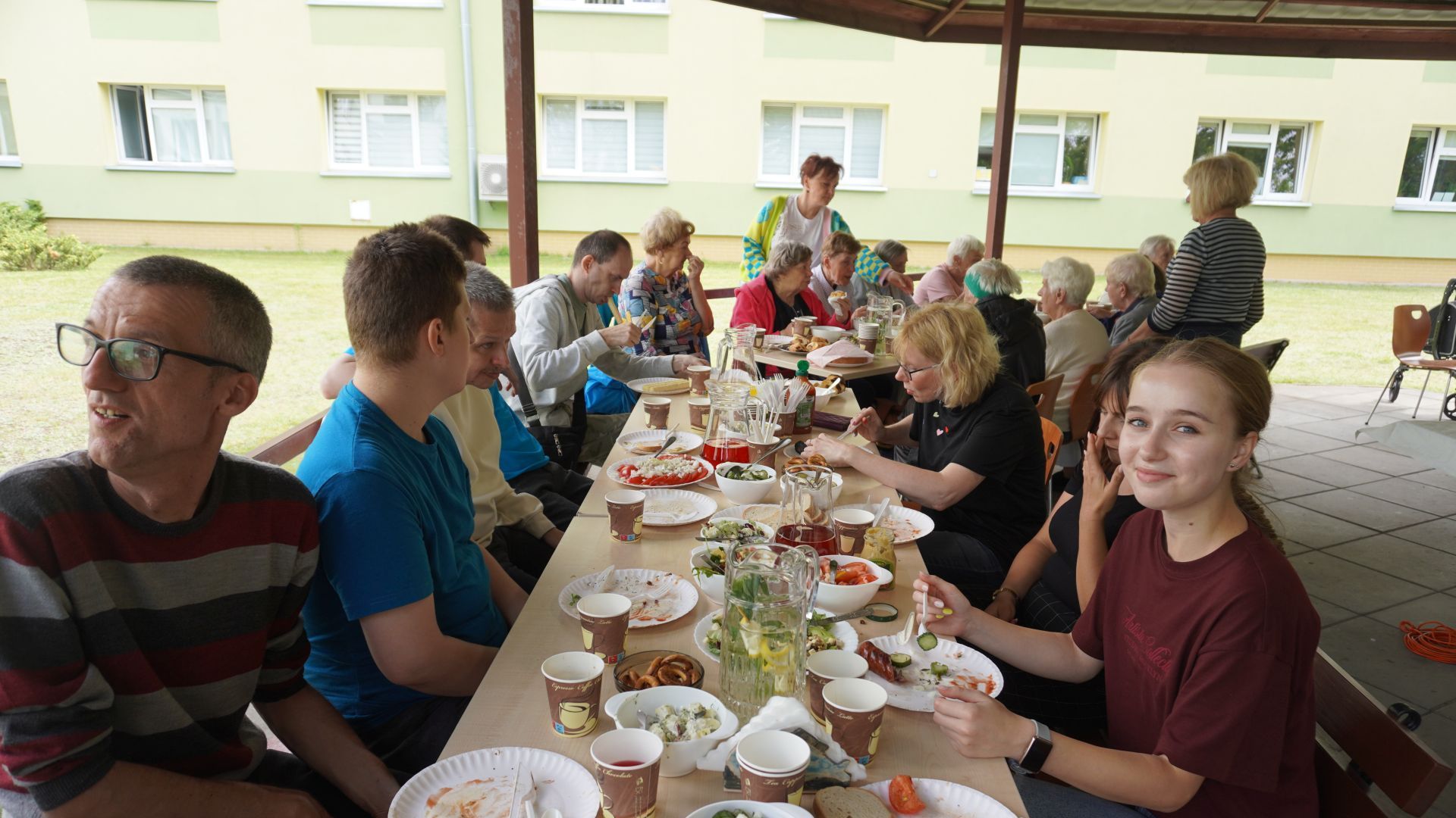Biesiadowanie podczas grilla podsumowującego projekt ''Jesteśmy dla innych''.