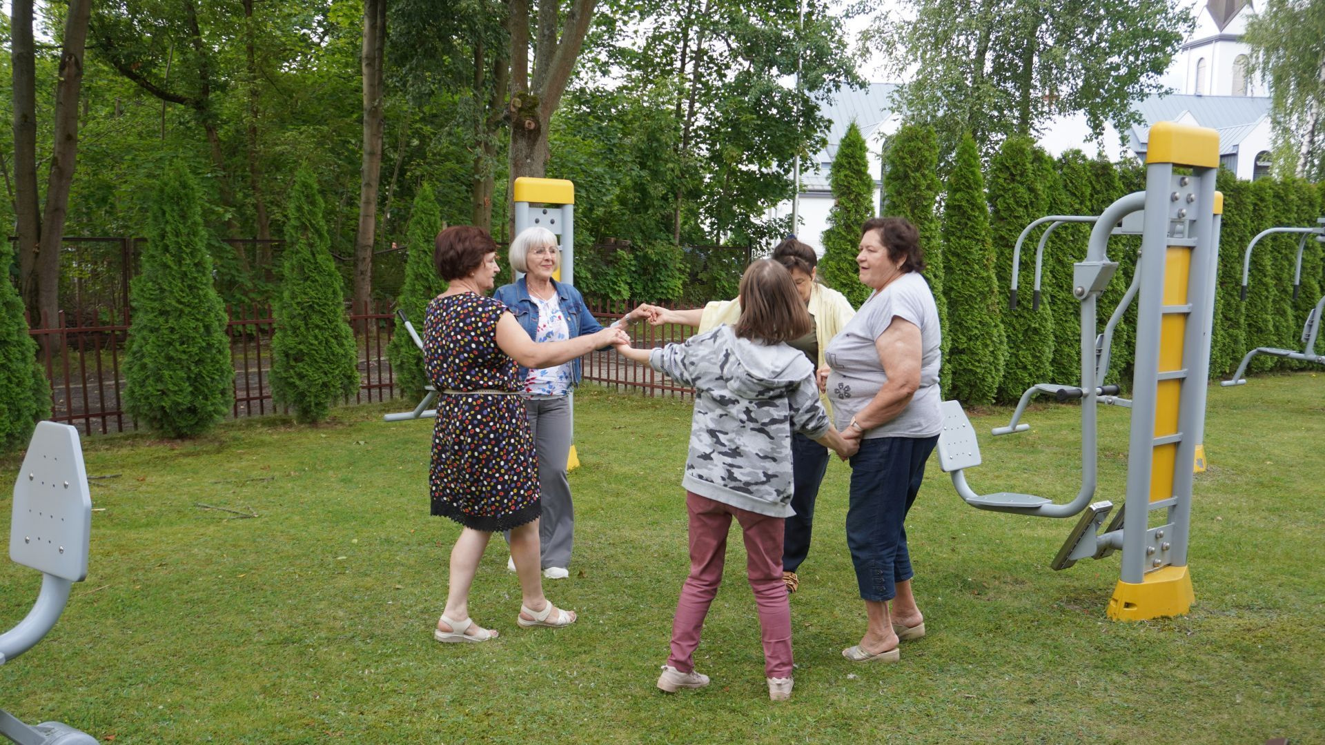 Tańce w kółeczku podczas grilla podsumowującego projekt ''Jesteśmy dla innych''.