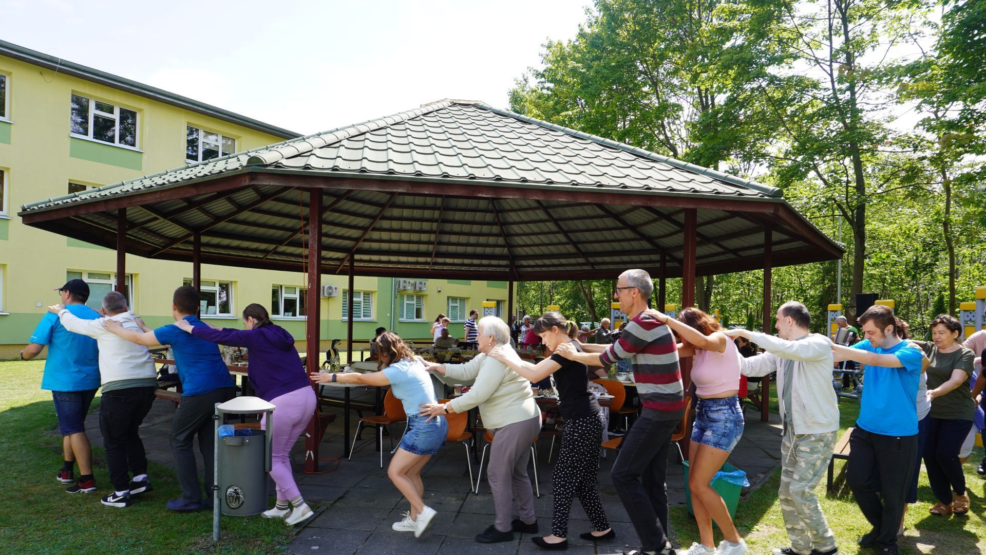 Zabawa taneczna pociąg podczas grilla podsumowującego projekt ''Jesteśmy dla innych''.