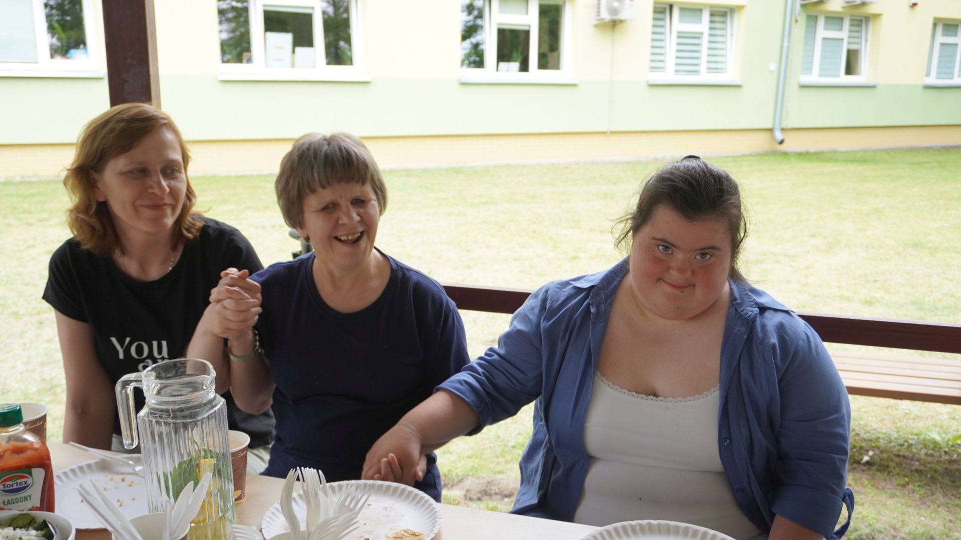 Wspólne śpiewy z zespołem podczas grilla podsumowującego projekt ''Jesteśmy dla innych''.