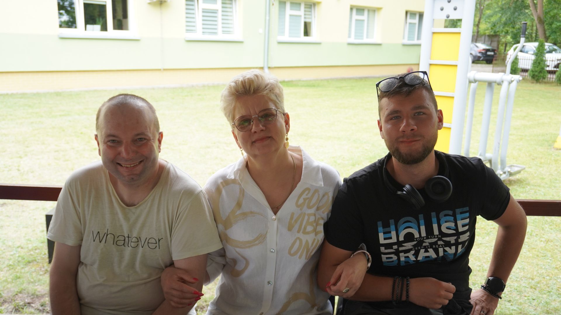 Wspólne śpiewy z zespołem podczas grilla podsumowującego projekt ''Jesteśmy dla innych''.