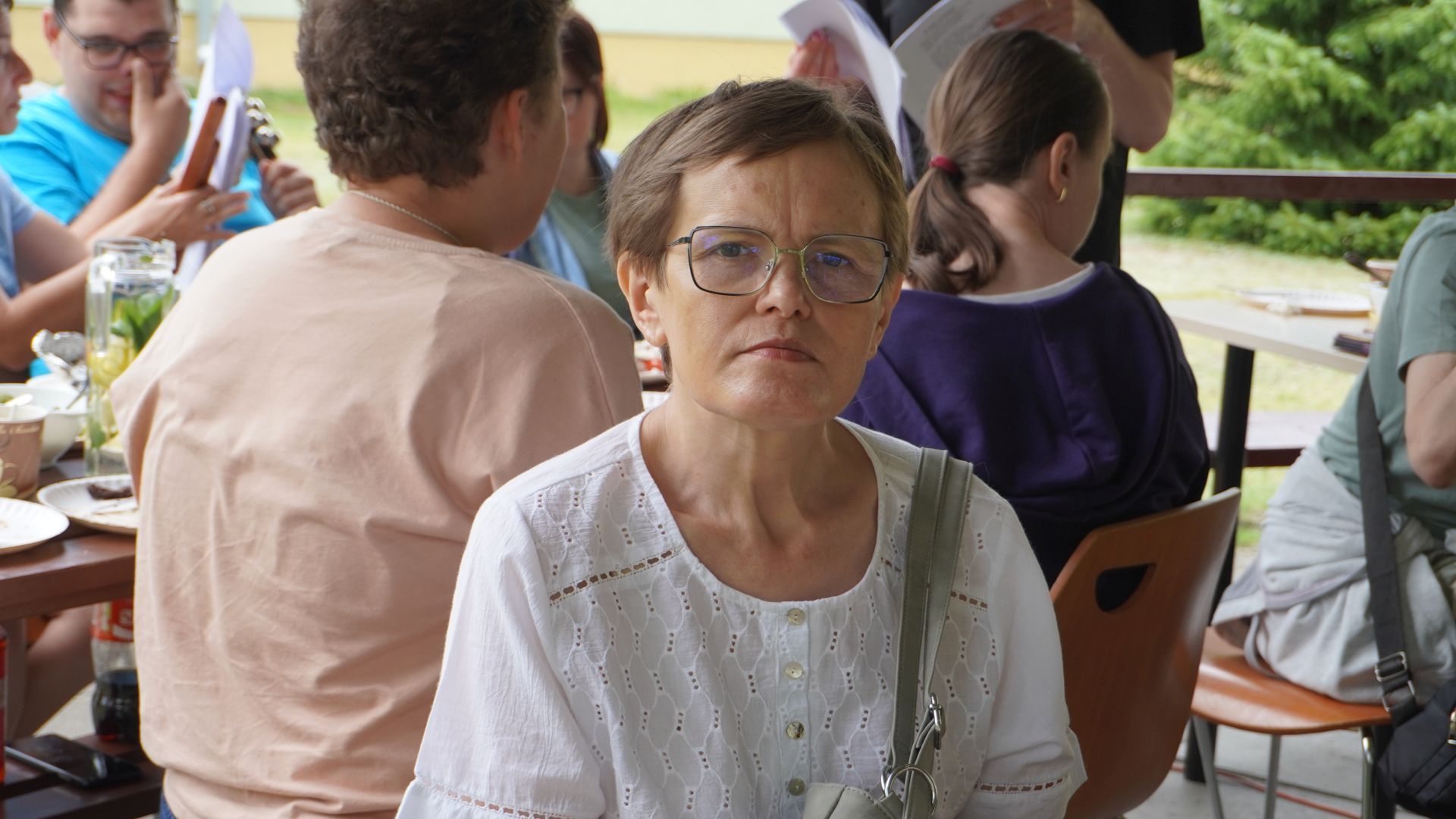 Uczestniczka Izabella J. podczas grilla podsumowującego projekt ''Jesteśmy dla innych''.