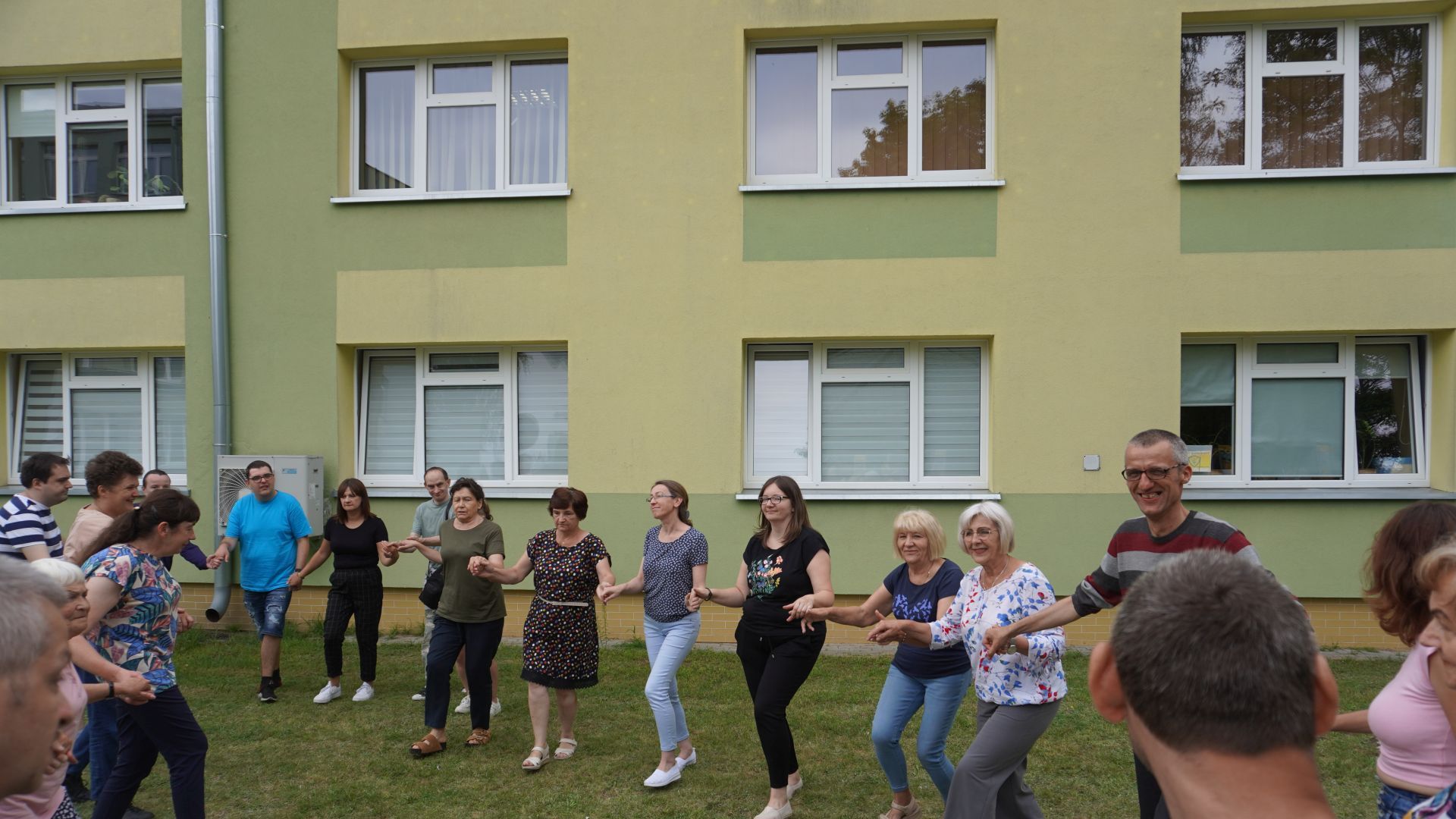 Tańce w kółeczku podczas grilla podsumowującego projekt ''Jesteśmy dla innych''.