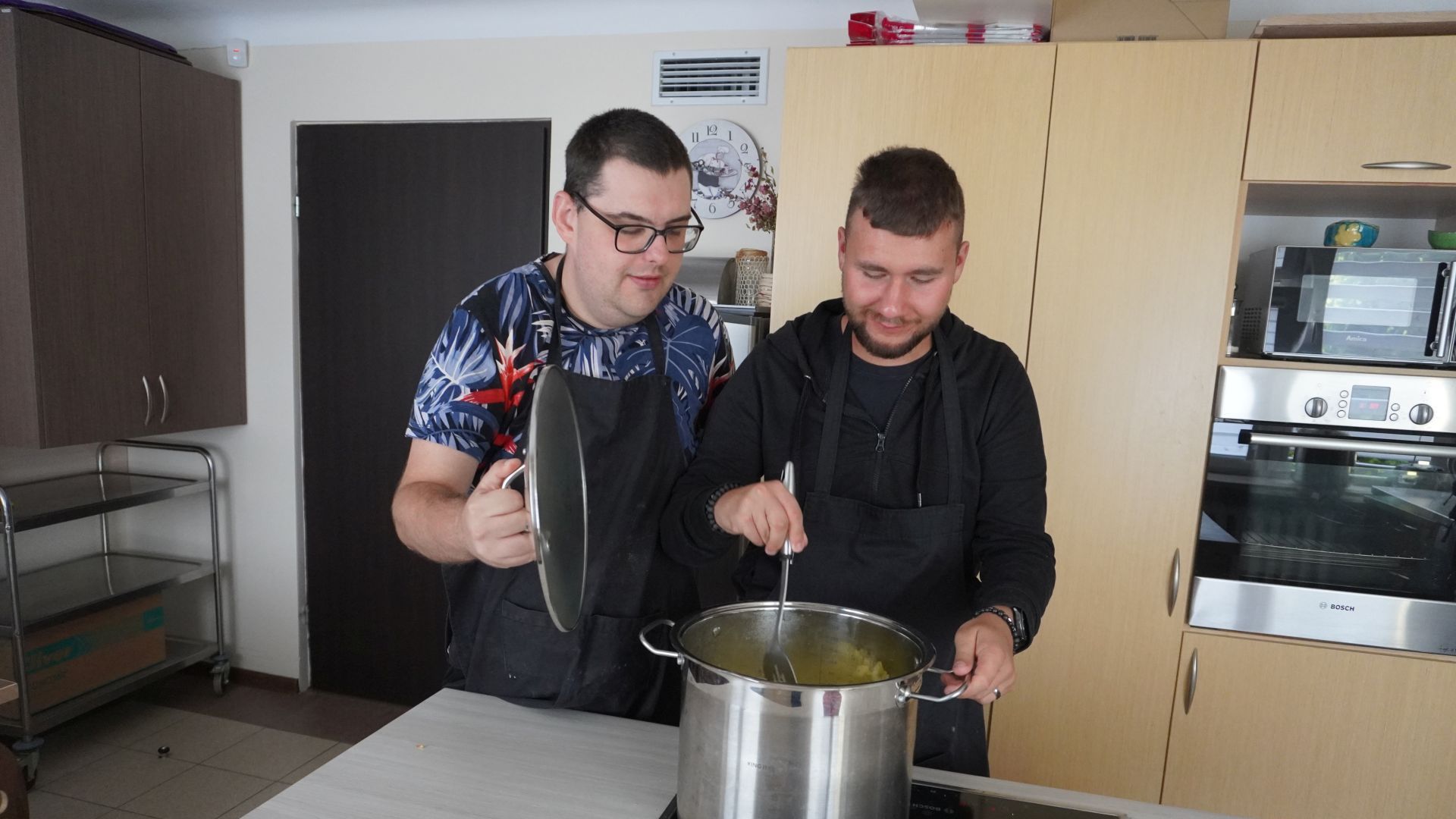 Uczestnicy Karol i Bartek podczas gotowania leczo.