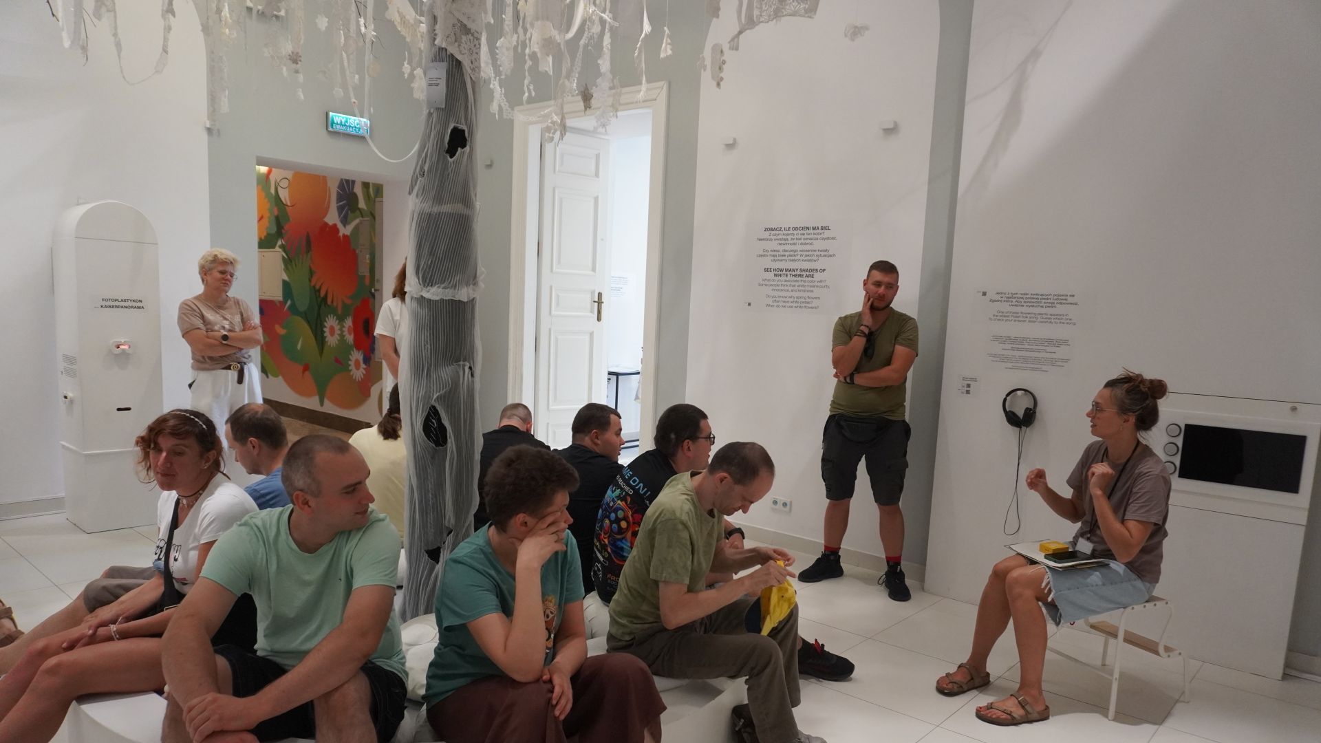 Uczestnicy podczas oglądania wystawy ''Kwiaty polskie'' w Muzeum Etnograficznym w Warszawie.