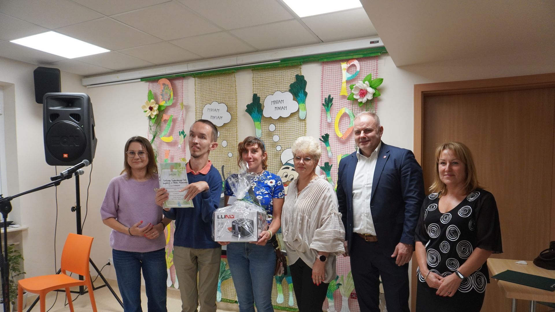 Reprezentacja naszego ośrodka odbiera nagrodę za zajęcia I miejsca w konkursie kulinarnym zorganizowanym w ramach Święta Warzywa w ŚDS w Siedlcach.