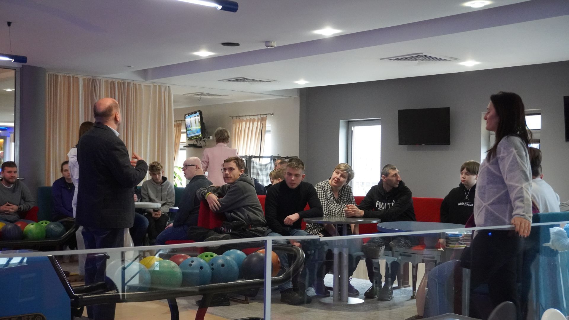 Dyrektor Zespołu Szkół Specjalnych w Ignacowie, pan Paweł Antosiewicz tłumaczy zawodnikom zasady gry podczas XV Powiatowego Integracyjnego Turnieju w Kręgle.