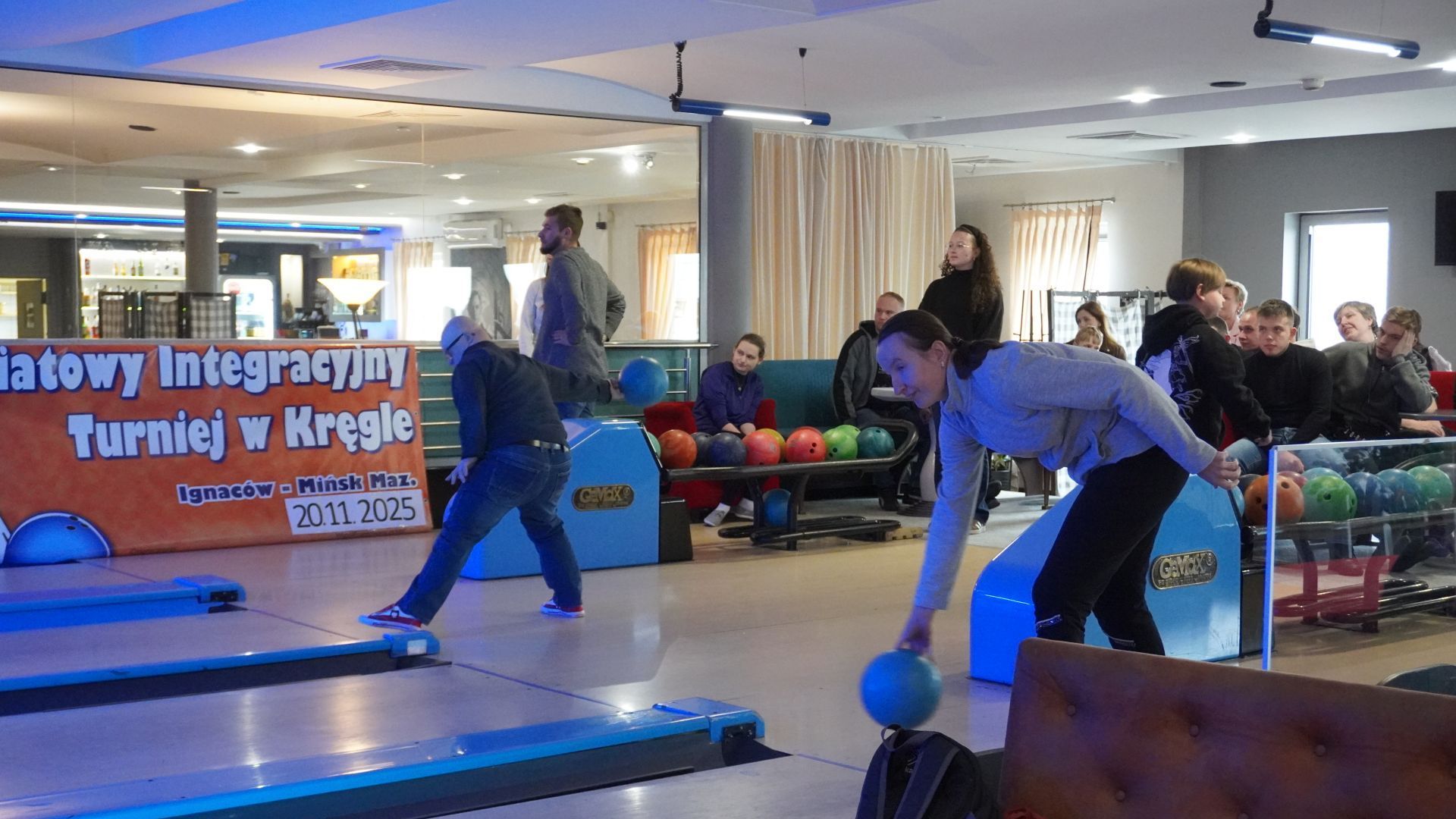 Nasi uczestnicy Anna Cz. i Mateusz podczas gry w kręgle na XV Powiatowym Integracyjnym Turnieju w Kręgle.