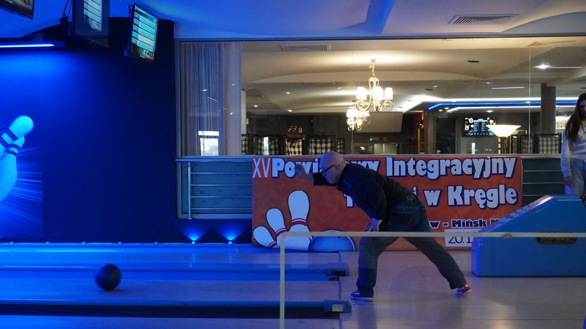 Uczestnik PŚDS Mateusz podczas gry w kręgle na XV Powiatowym Integracyjnym Turnieju w Kręgle.