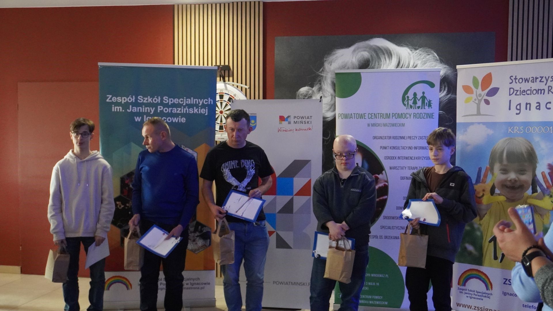 Wręczenie dyplomów i nagród podczas XV Powiatowego Integracyjnego Turnieju w Kręgle.