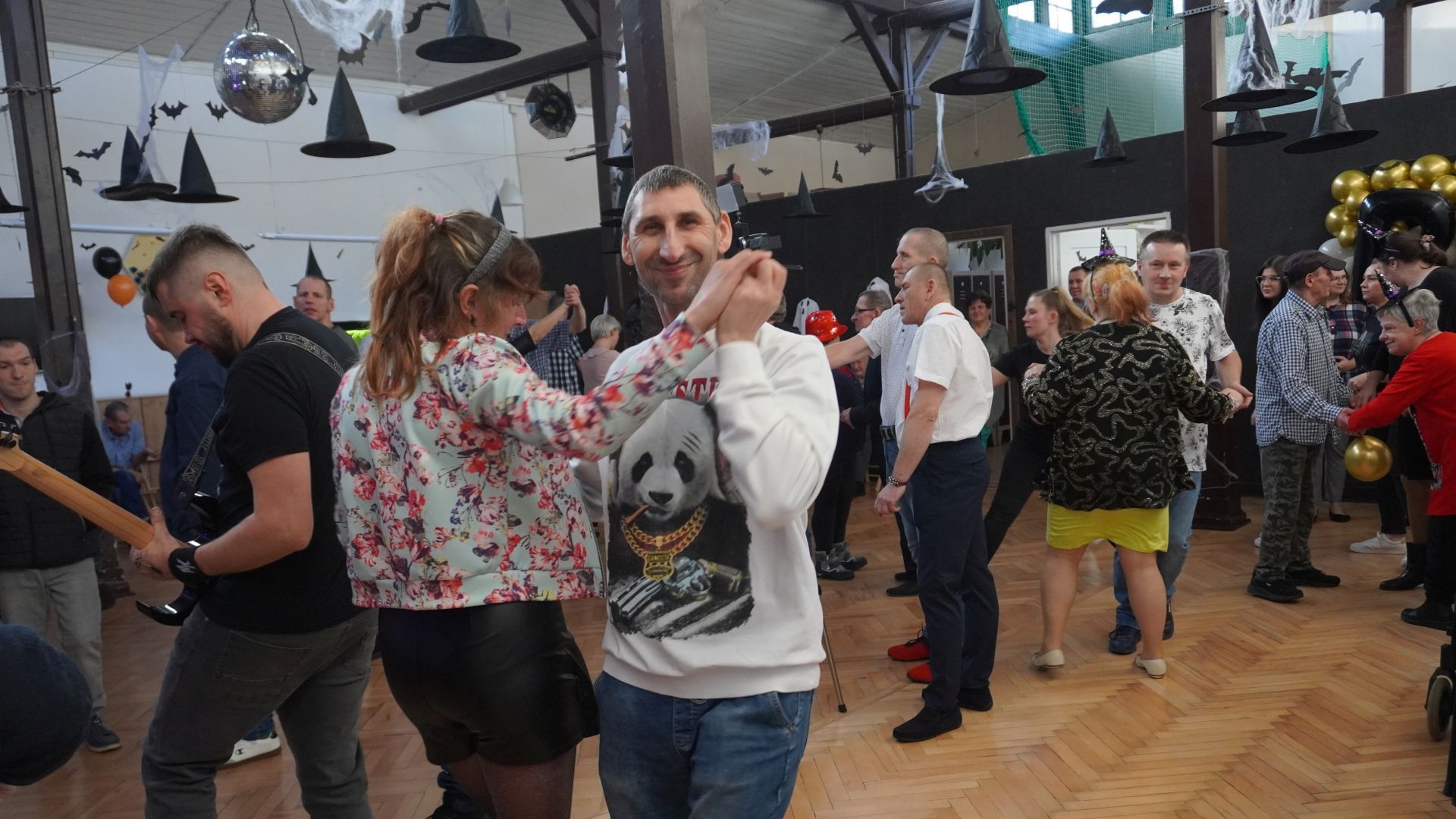 Galeria: Uczestnicy naszego Domu Agnieszka W. i Sebastian tańczą podczas imprezy andrzejkowej w DPS ''Jedlina'' w Mieni.