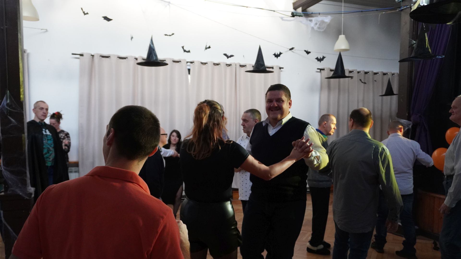 Uczestnicy naszego Domu Agnieszka W. i Damian T. tańczą podczas imprezy andrzejkowej w DPS ''Jedlina'' w Mieni.