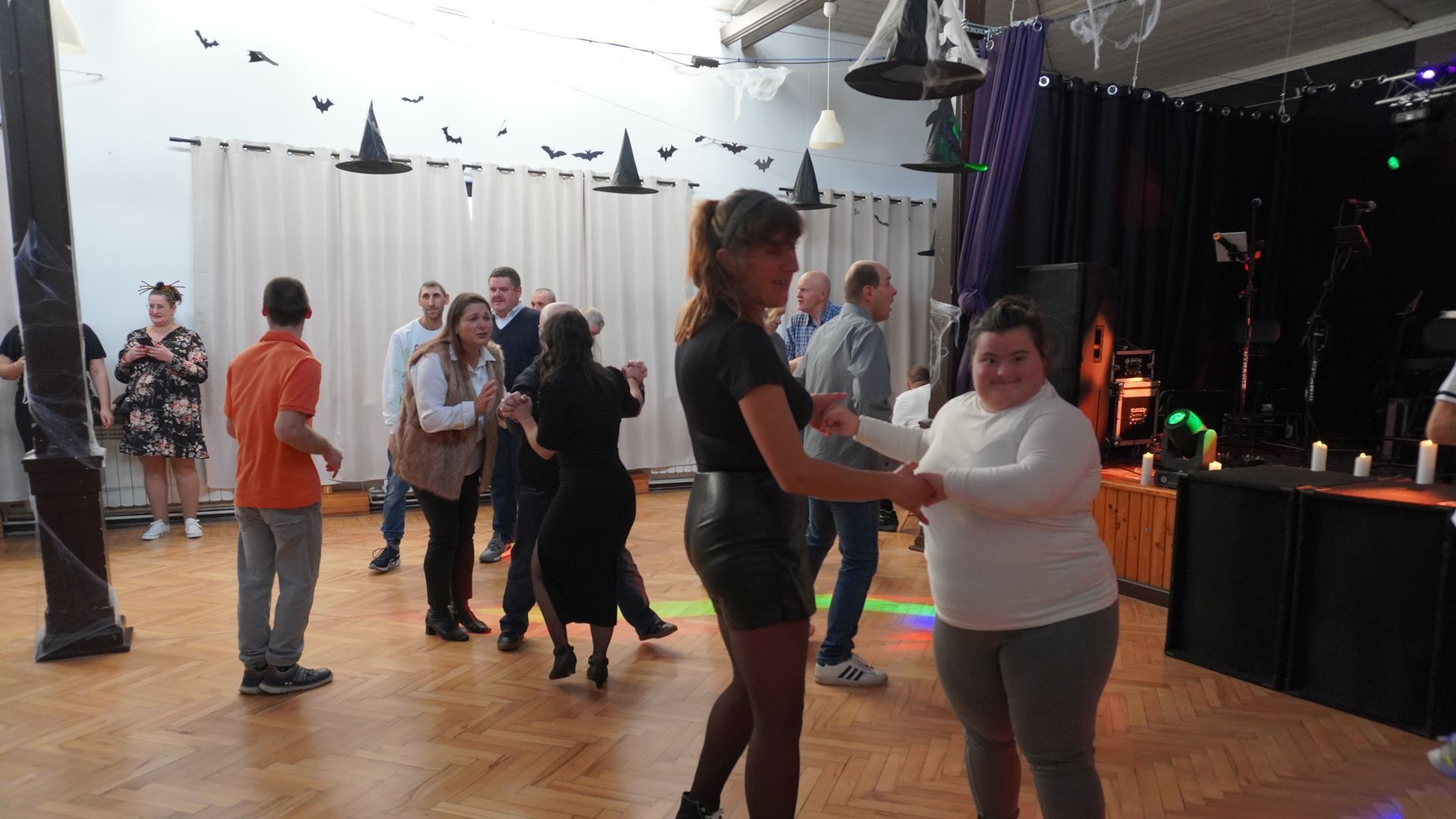 Uczestniczki naszego Domu Agnieszka W. i Aleksandra tańczą podczas imprezy andrzejkowej w DPS ''Jedlina'' w Mieni.